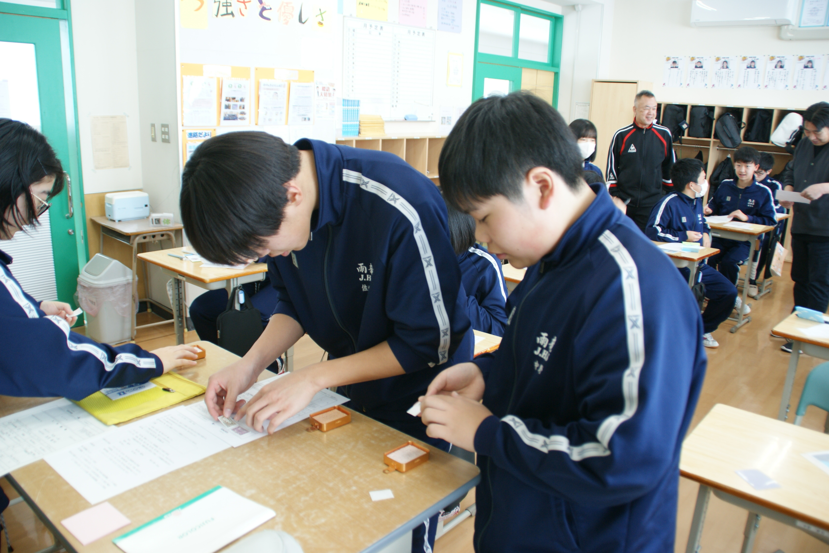 願書を作成している3年生