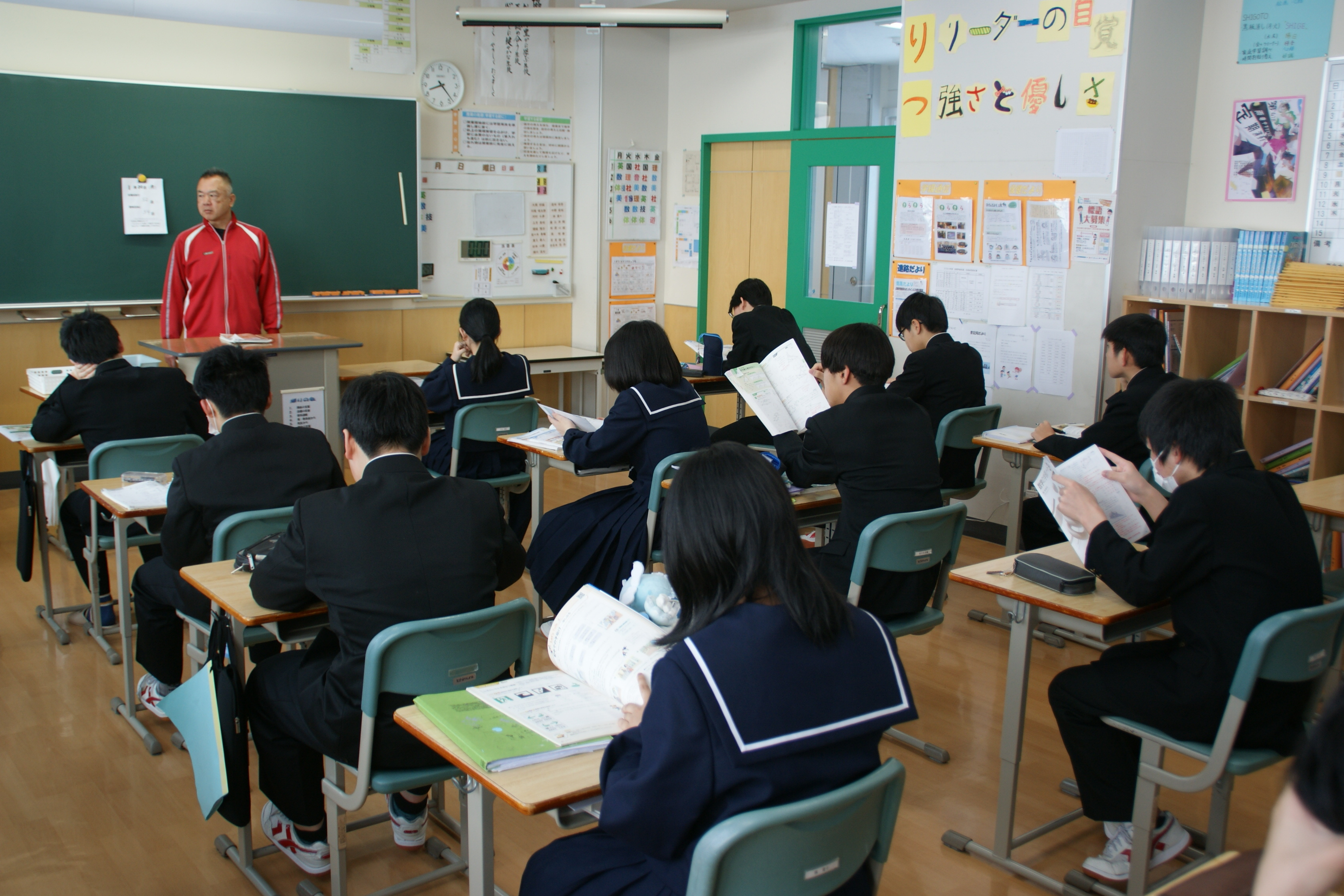 制服姿でテストに臨む3年生