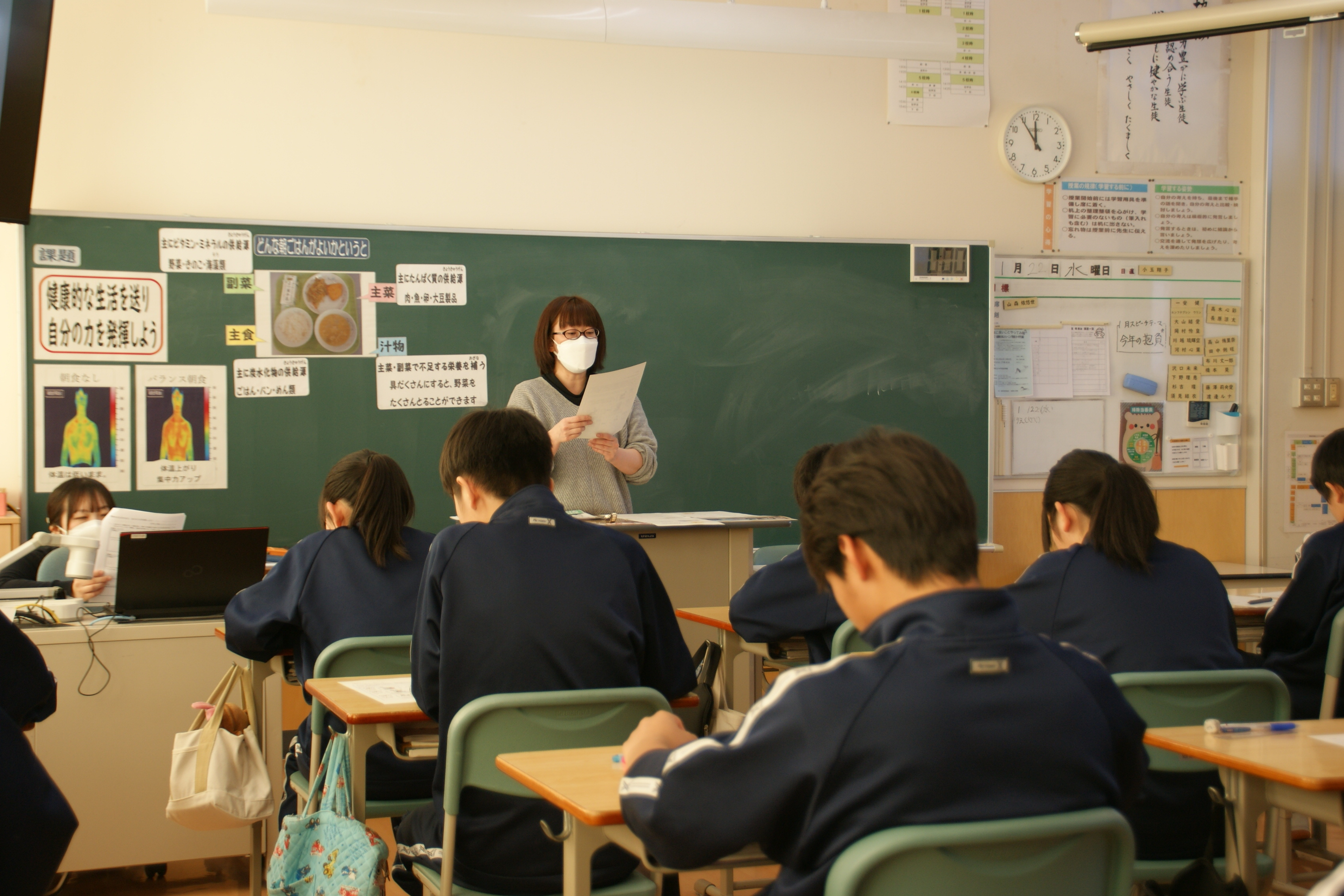 2年生に食に関する指導をする新十津川小学校の栄養教諭