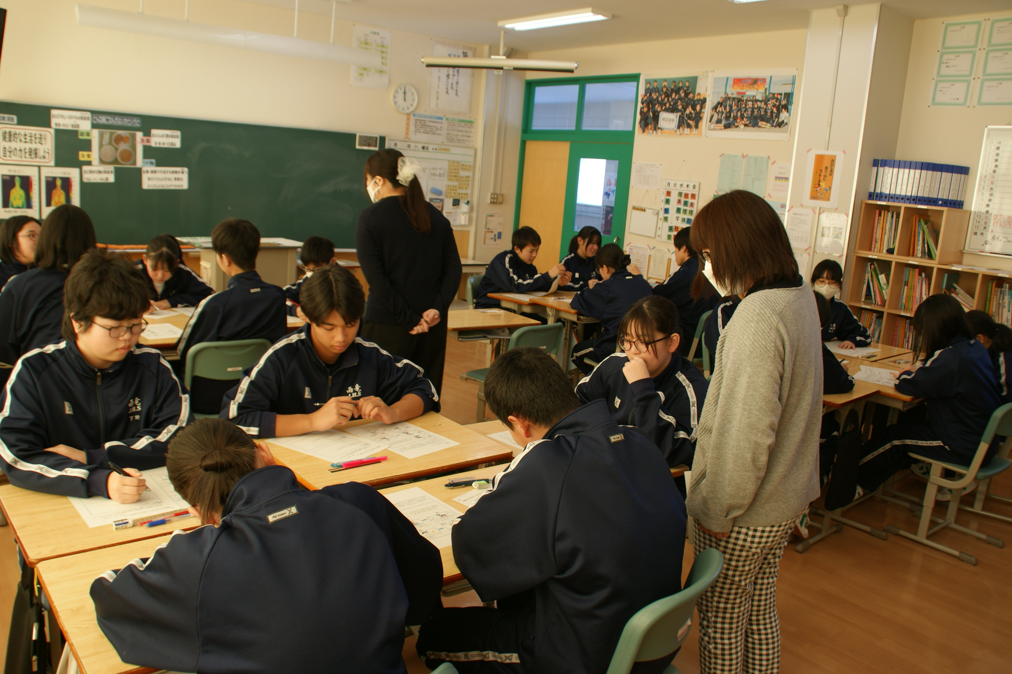 自分の生活習慣を見直している生徒たち