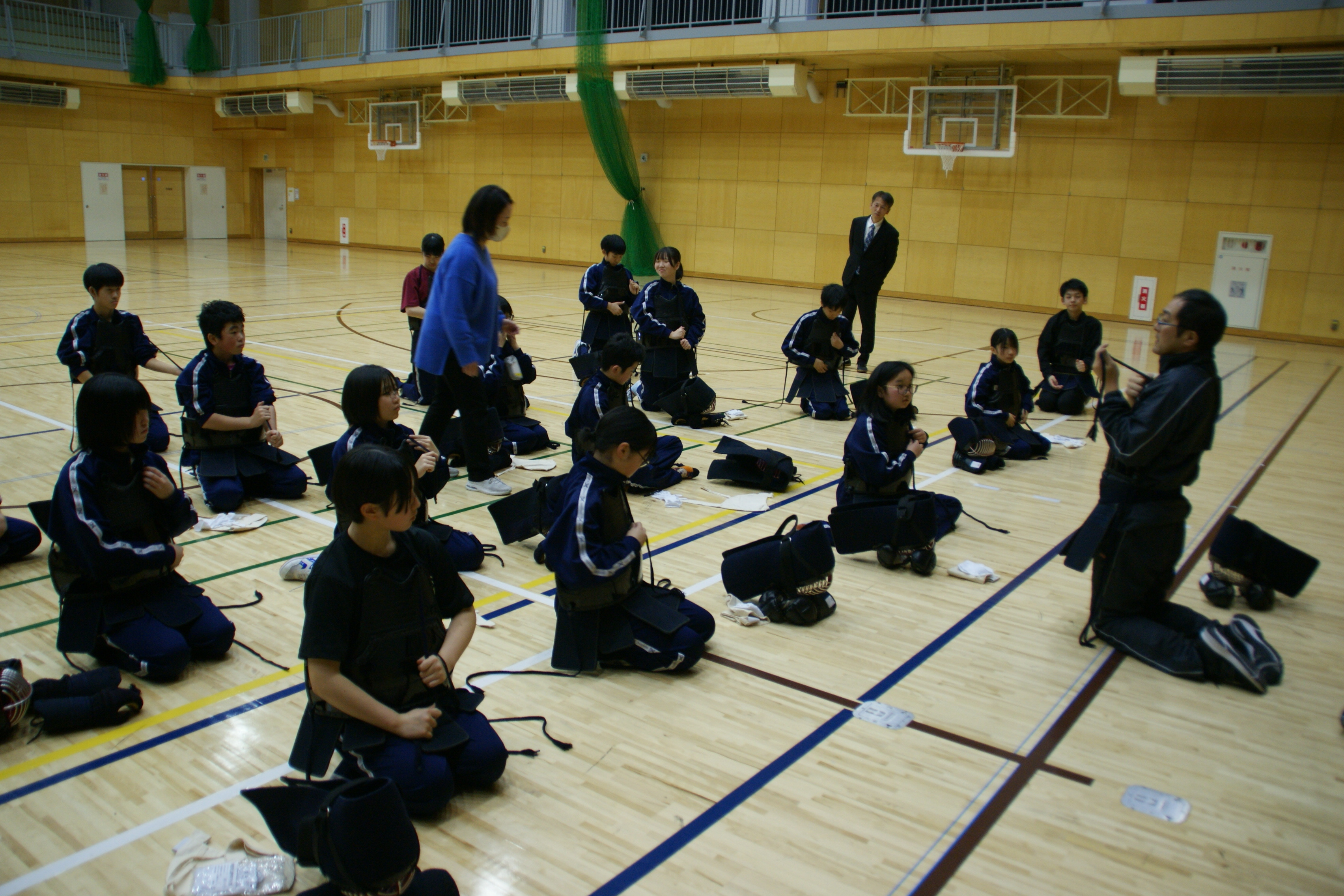 防具のつけ方を練習