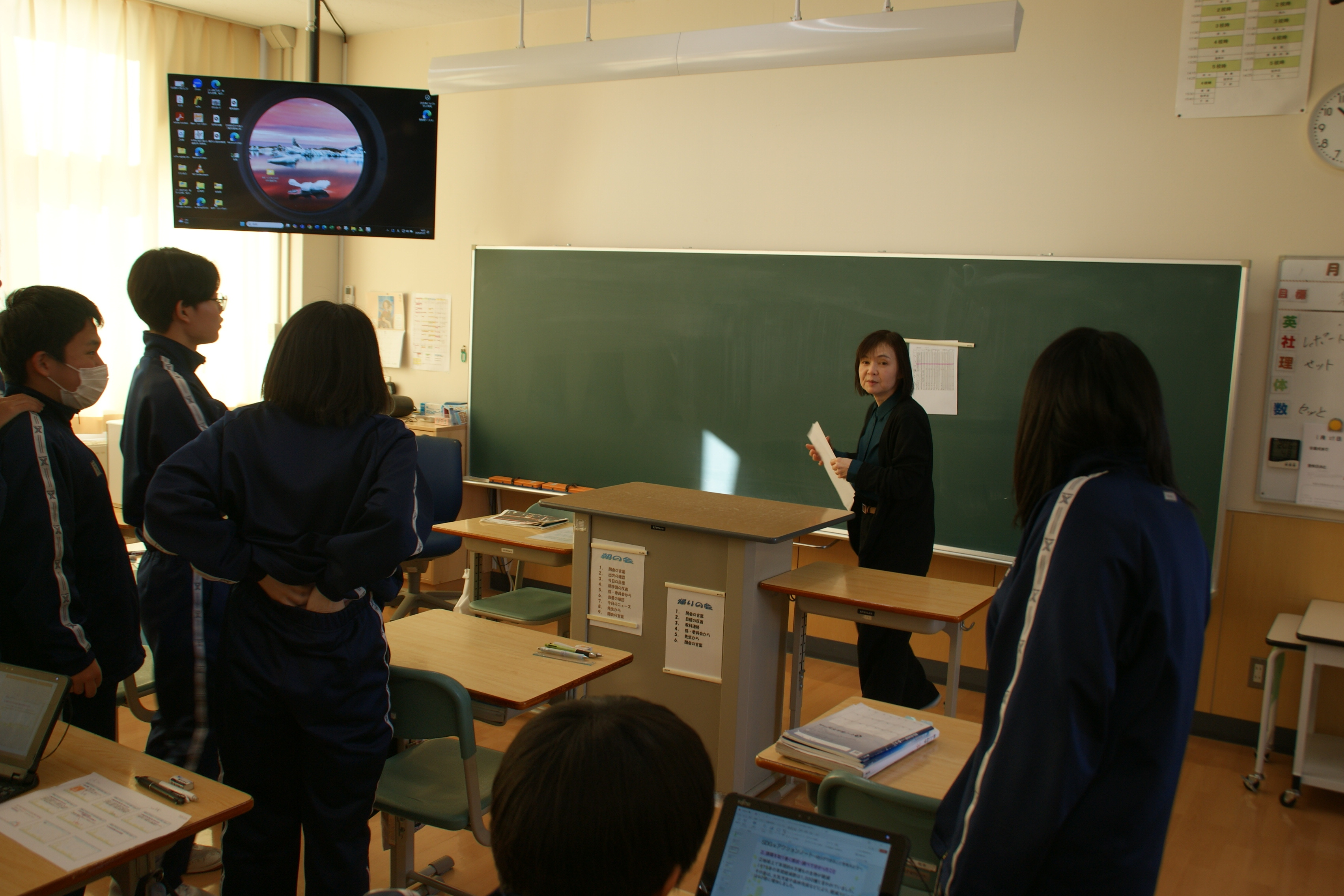 発表になった出願状況を担任が教室に