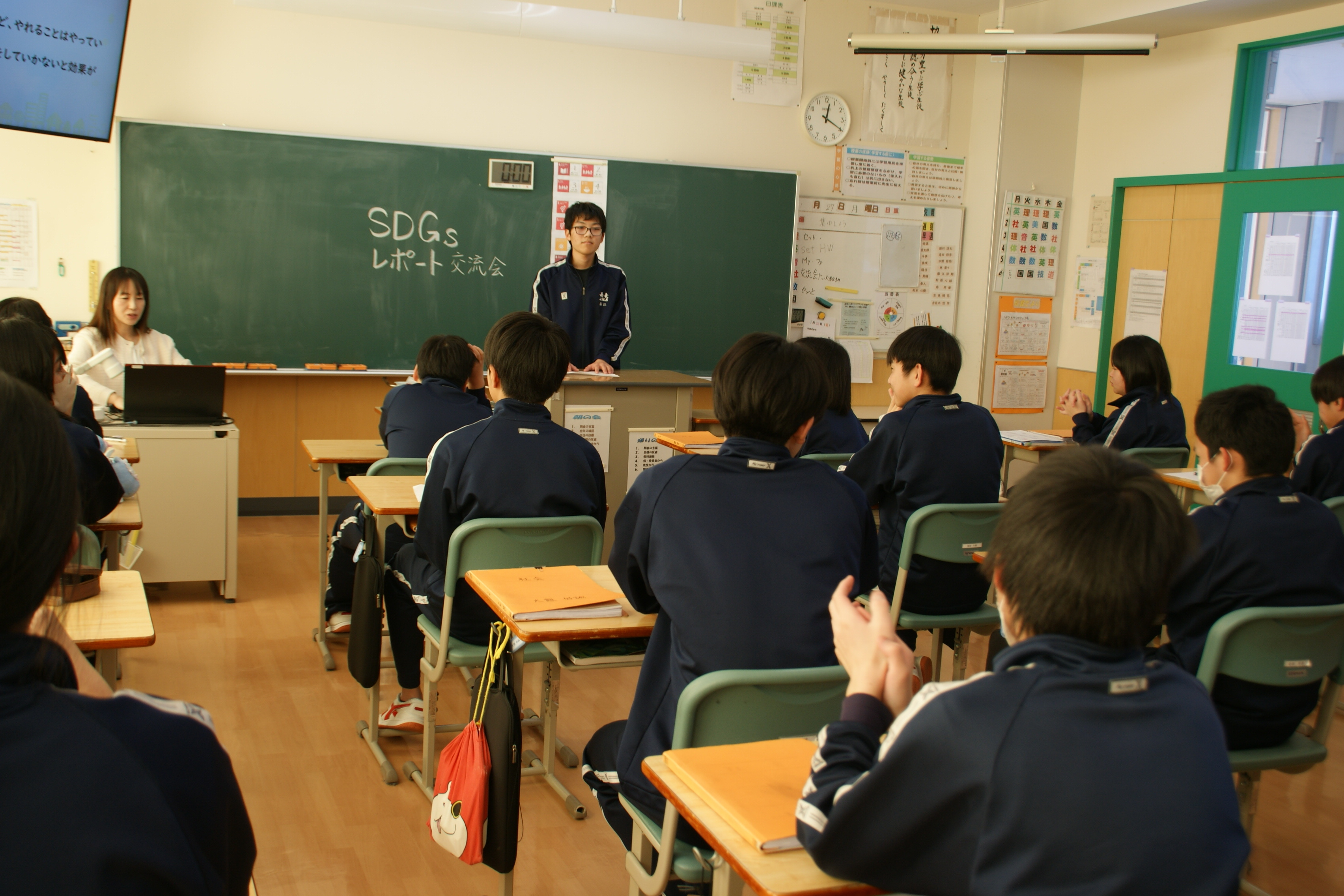 仲間の発表を真剣に聞く3年生