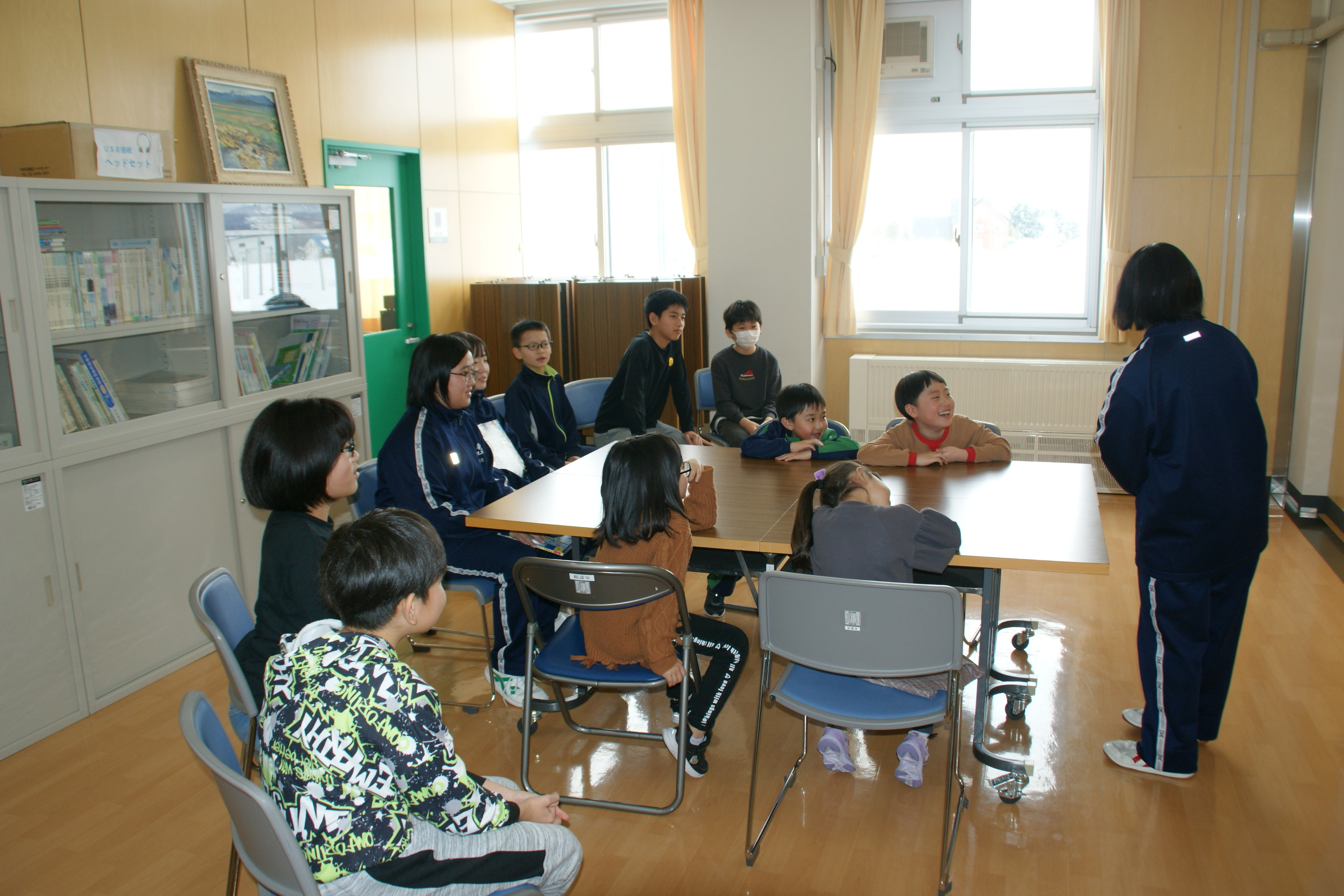 笑顔で聞いている小学1年生