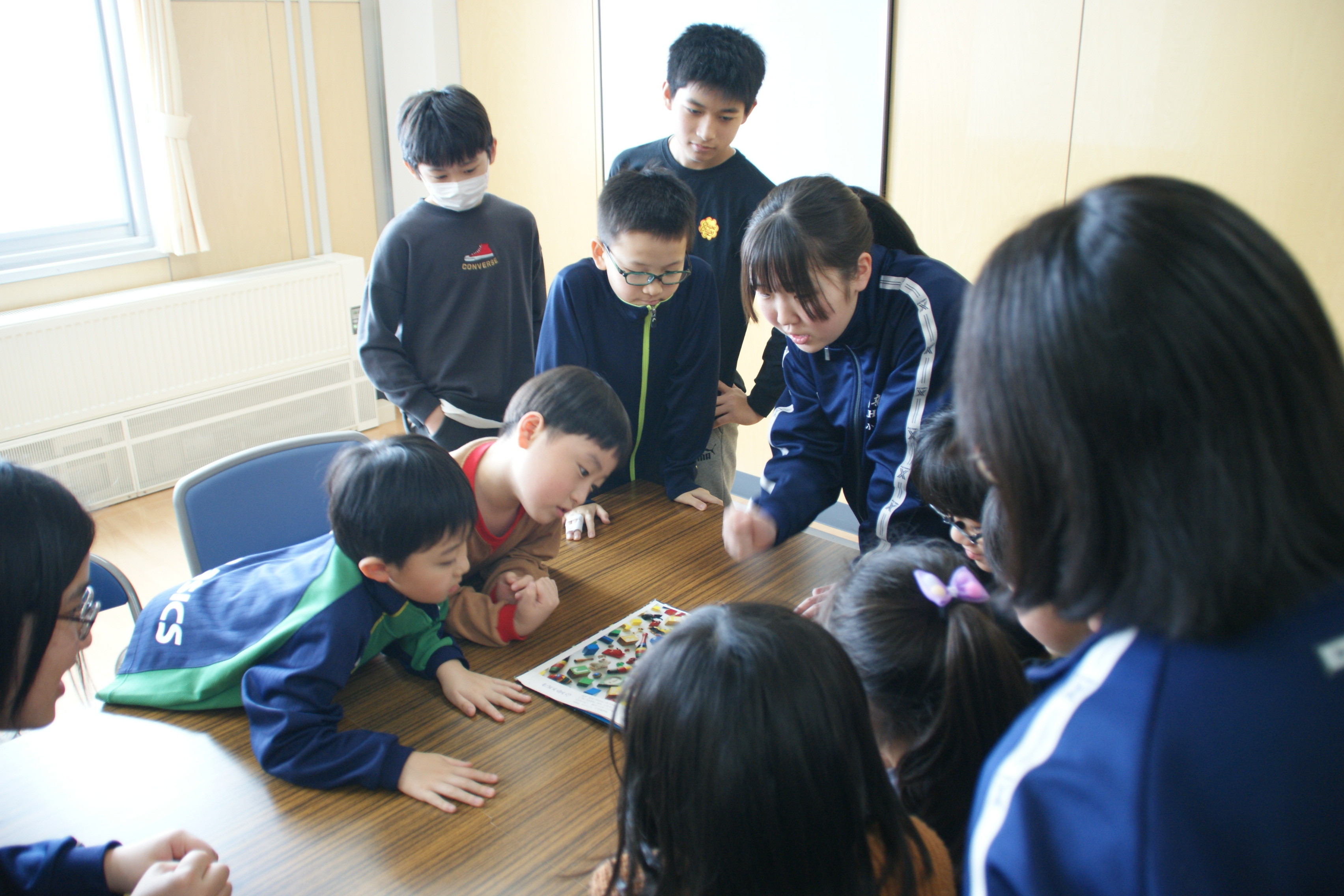 絵本に夢中になっている小学生