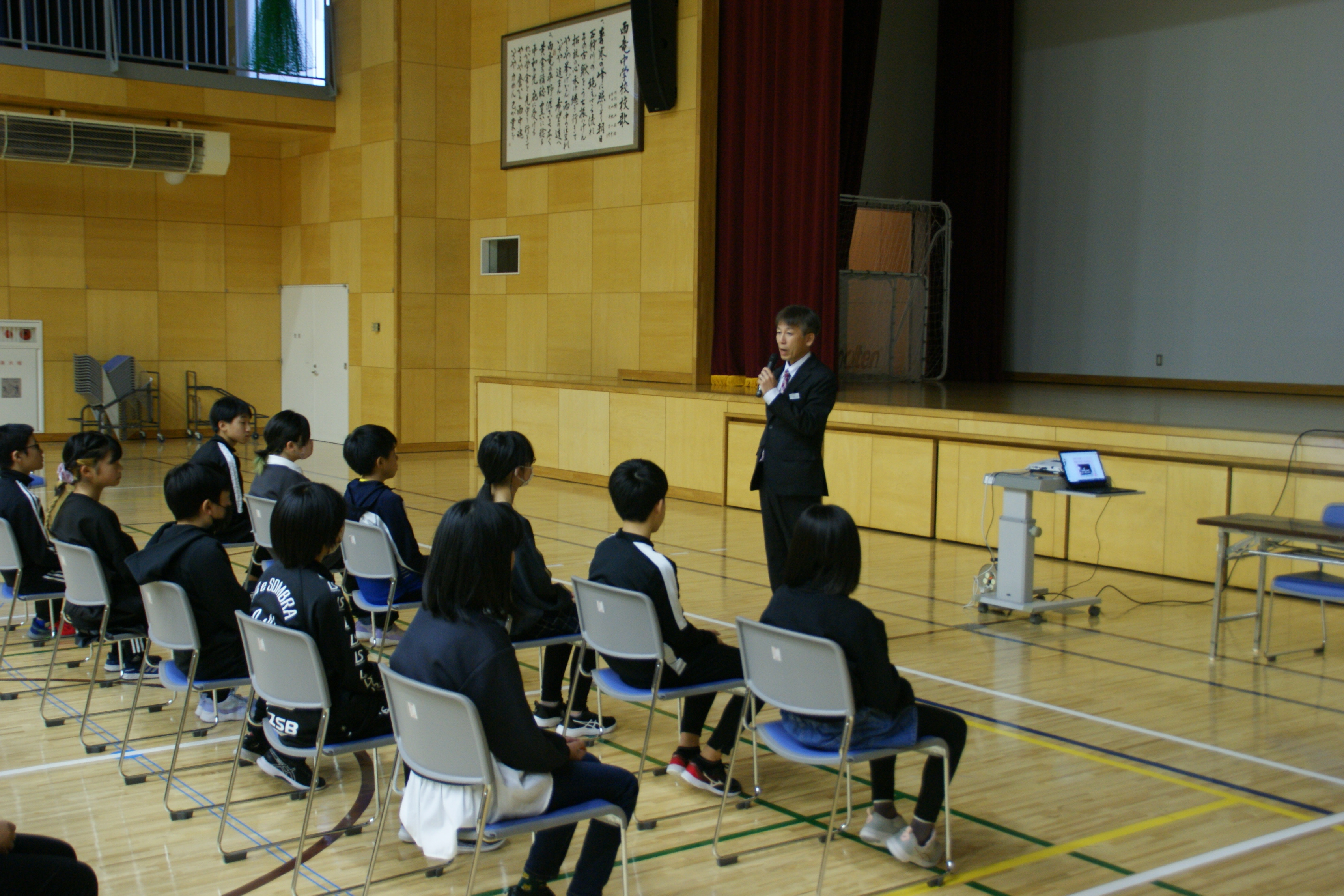 入学説明会で挨拶する校長