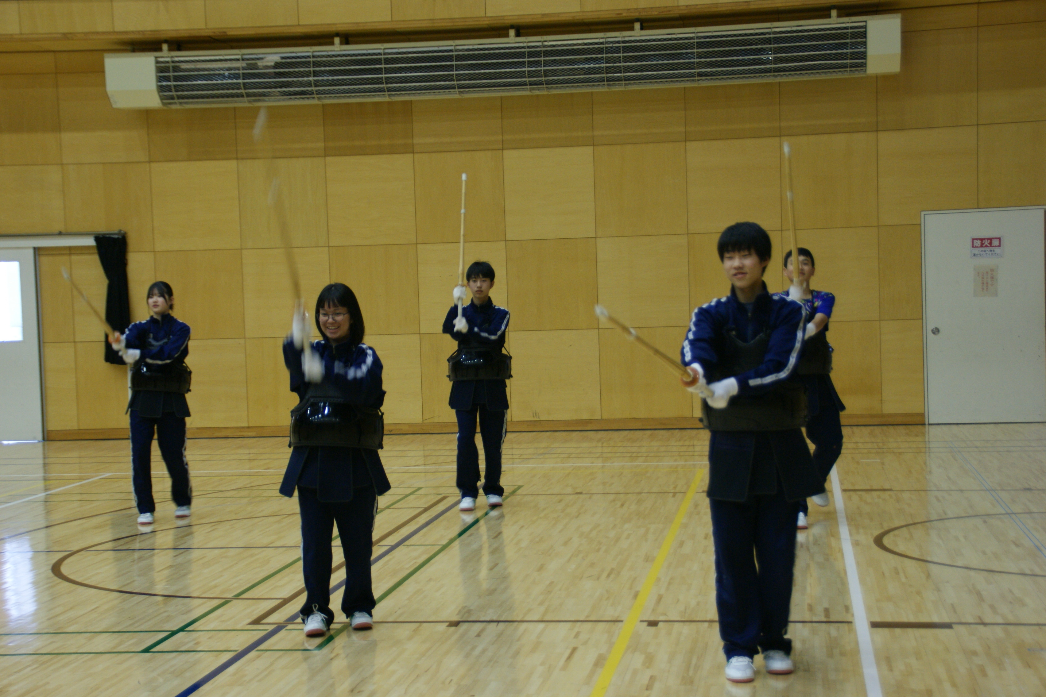 竹刀を振る2年生