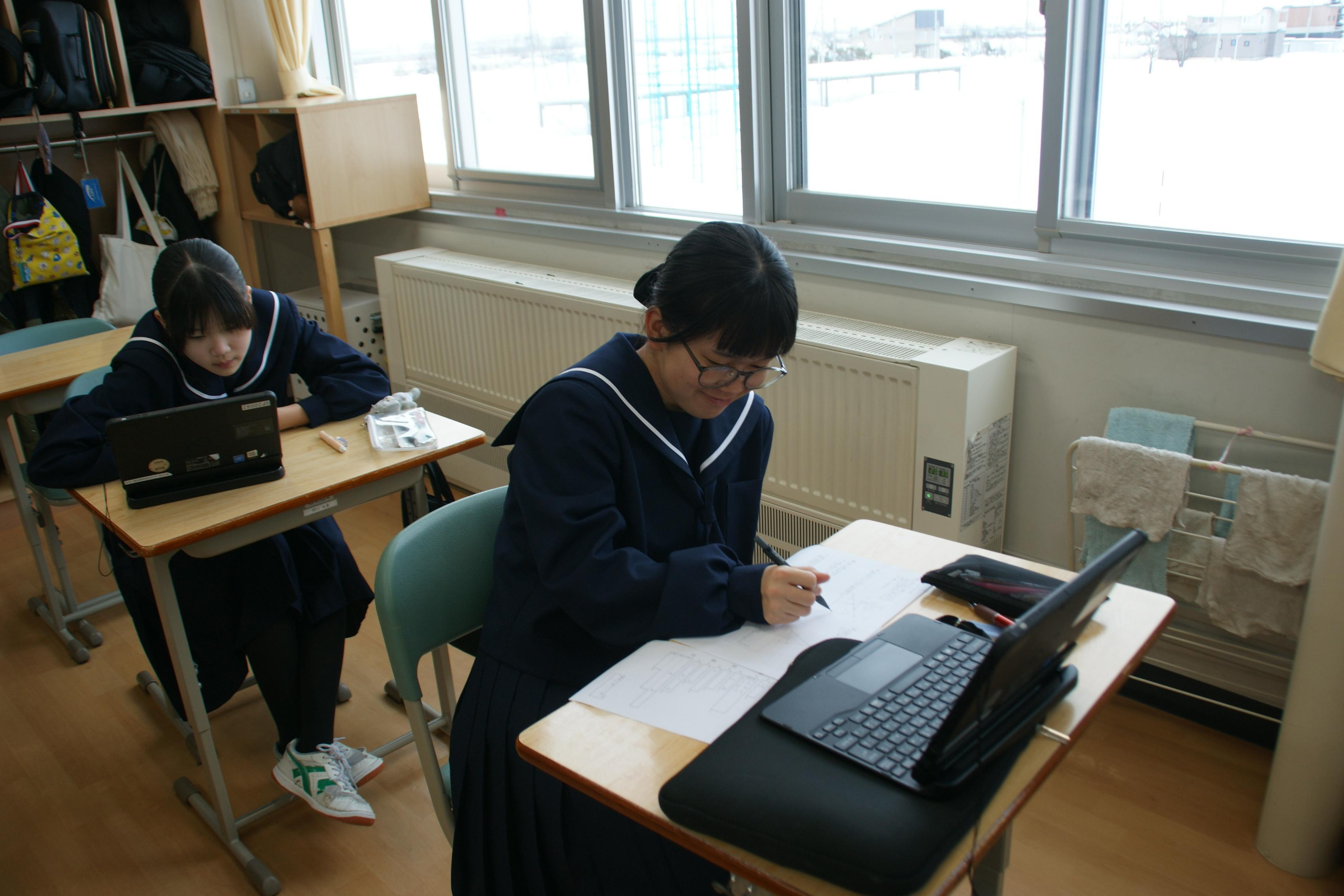 タブレットも使って勉強している2年生