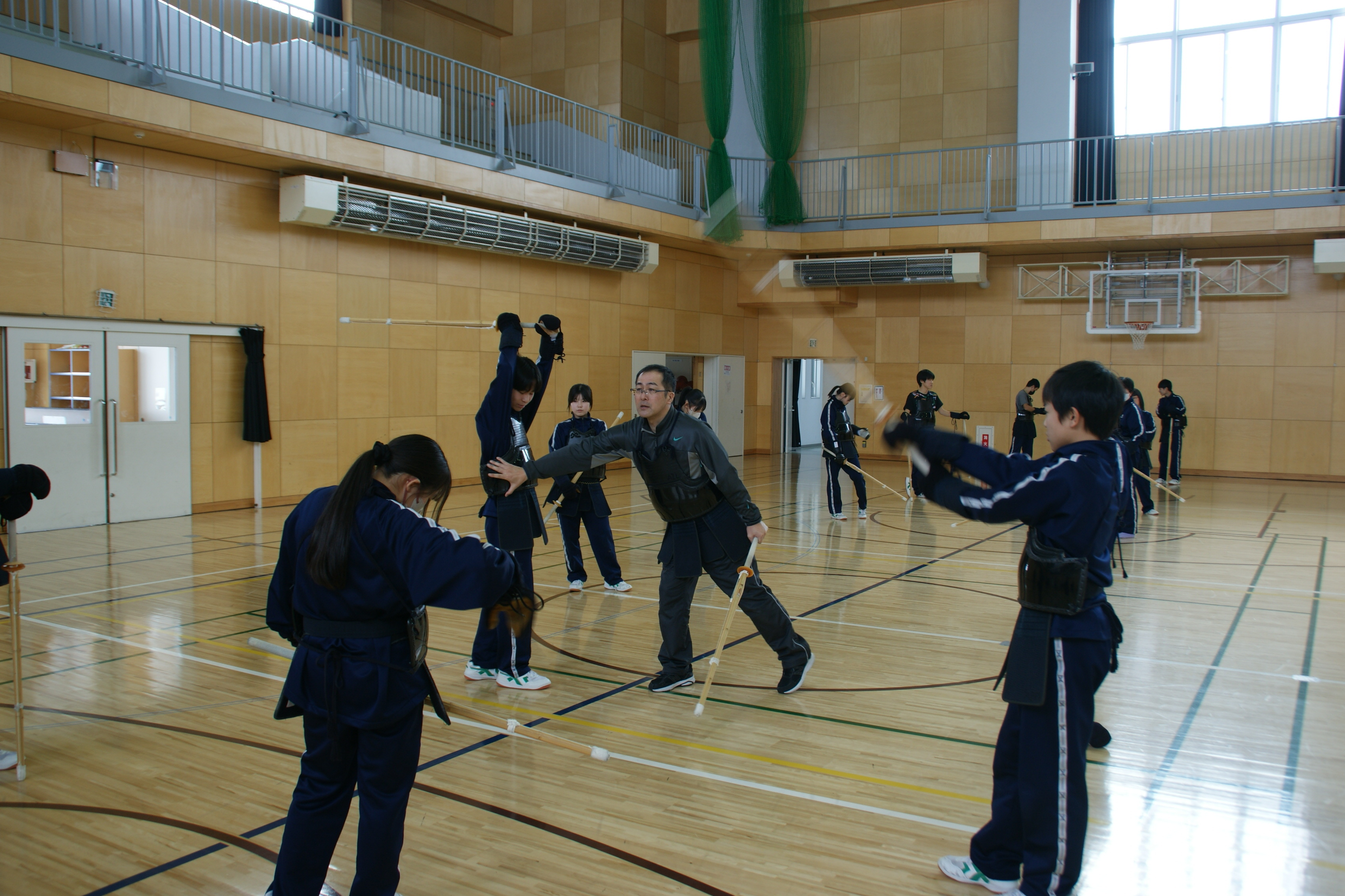 中学生に剣道を指導する小学校教頭
