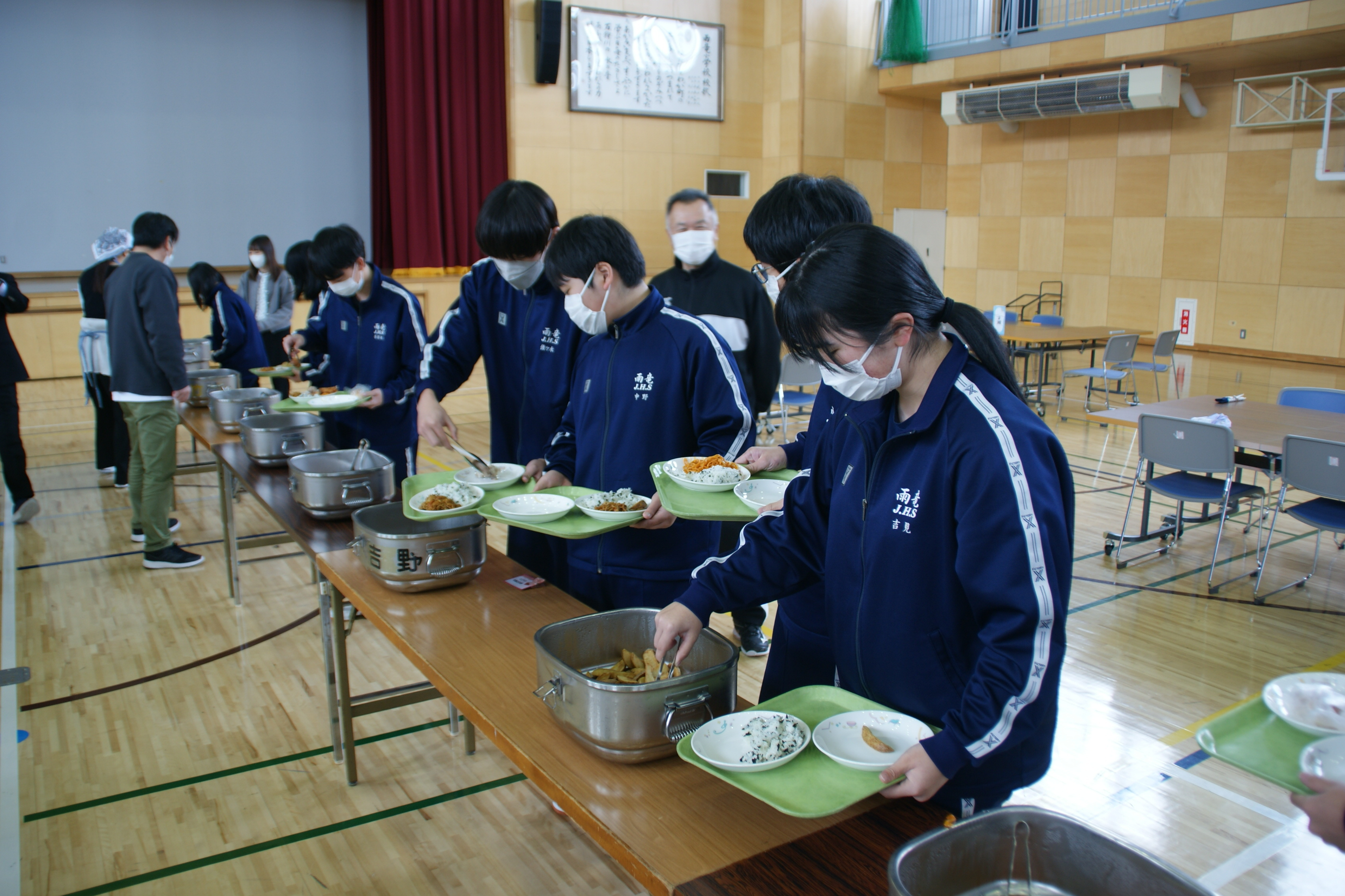 盛り付けする中学3年生