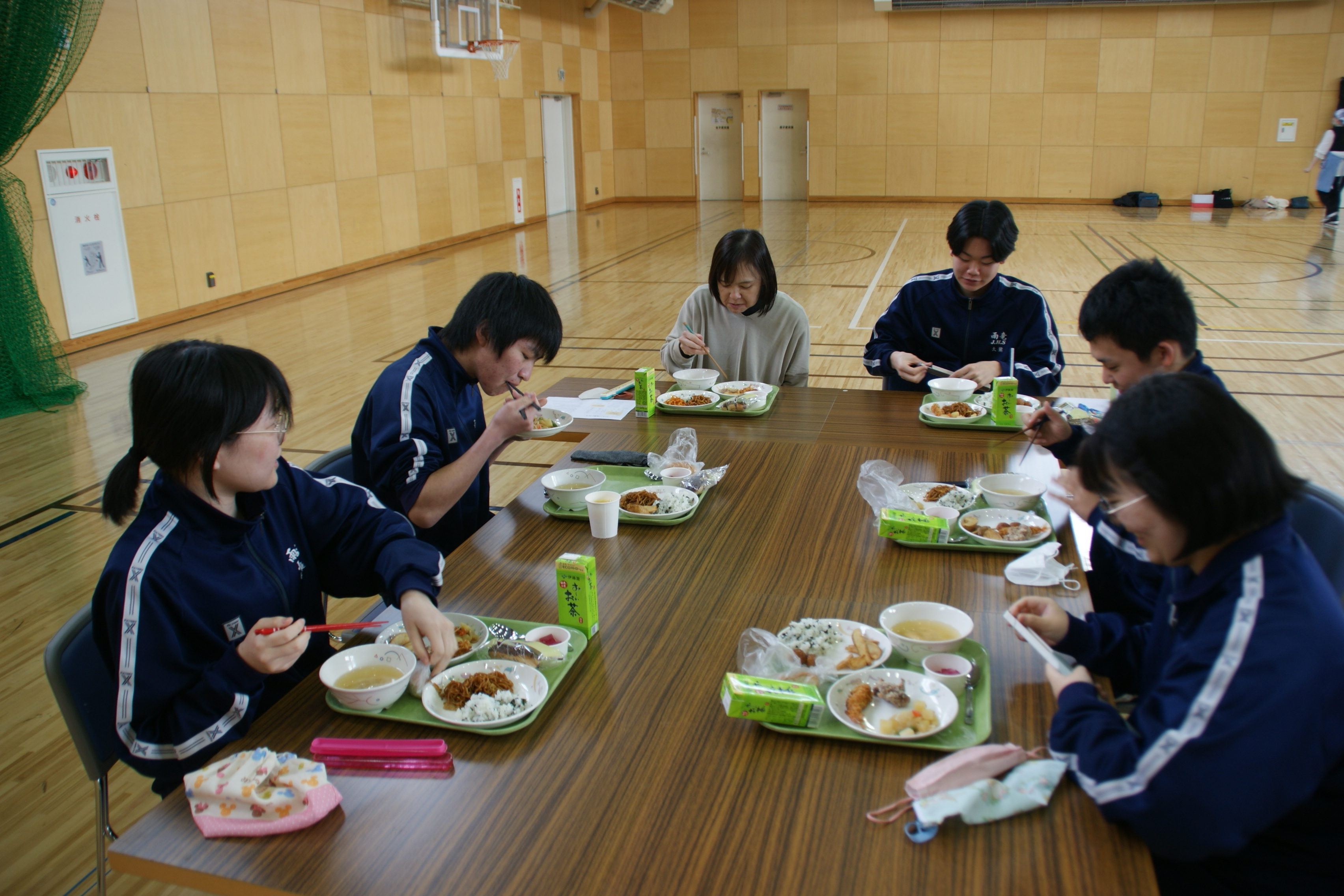 おいしそうに食べる中学3年生
