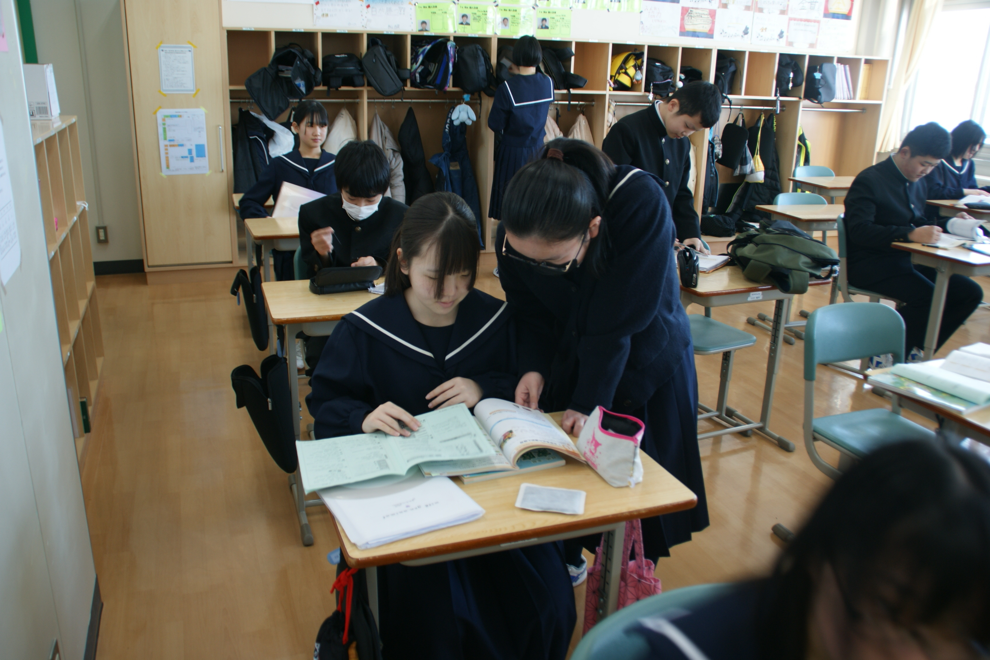 教え合ったり、協力してテスト勉強