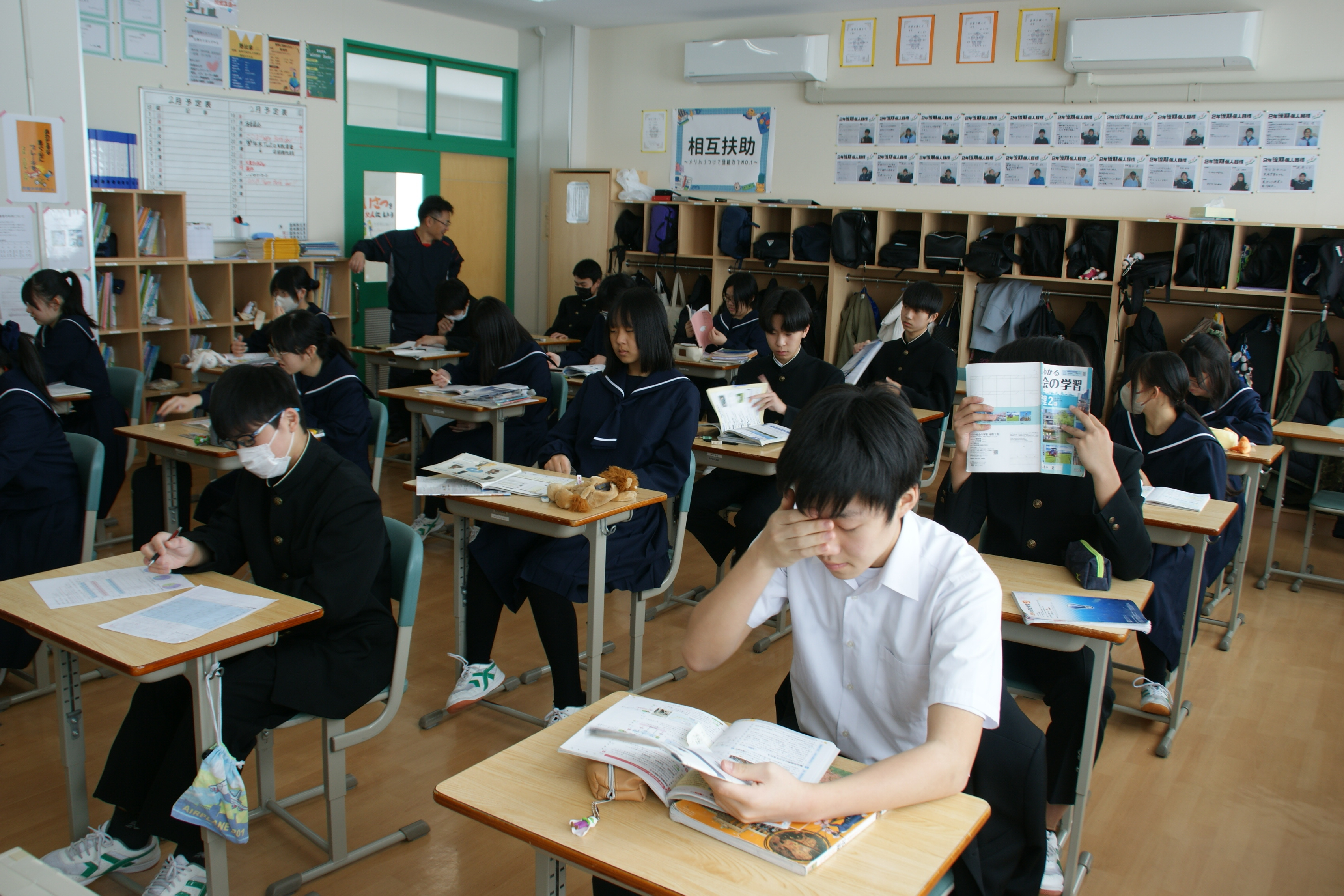 制服姿でテスト勉強する2年生