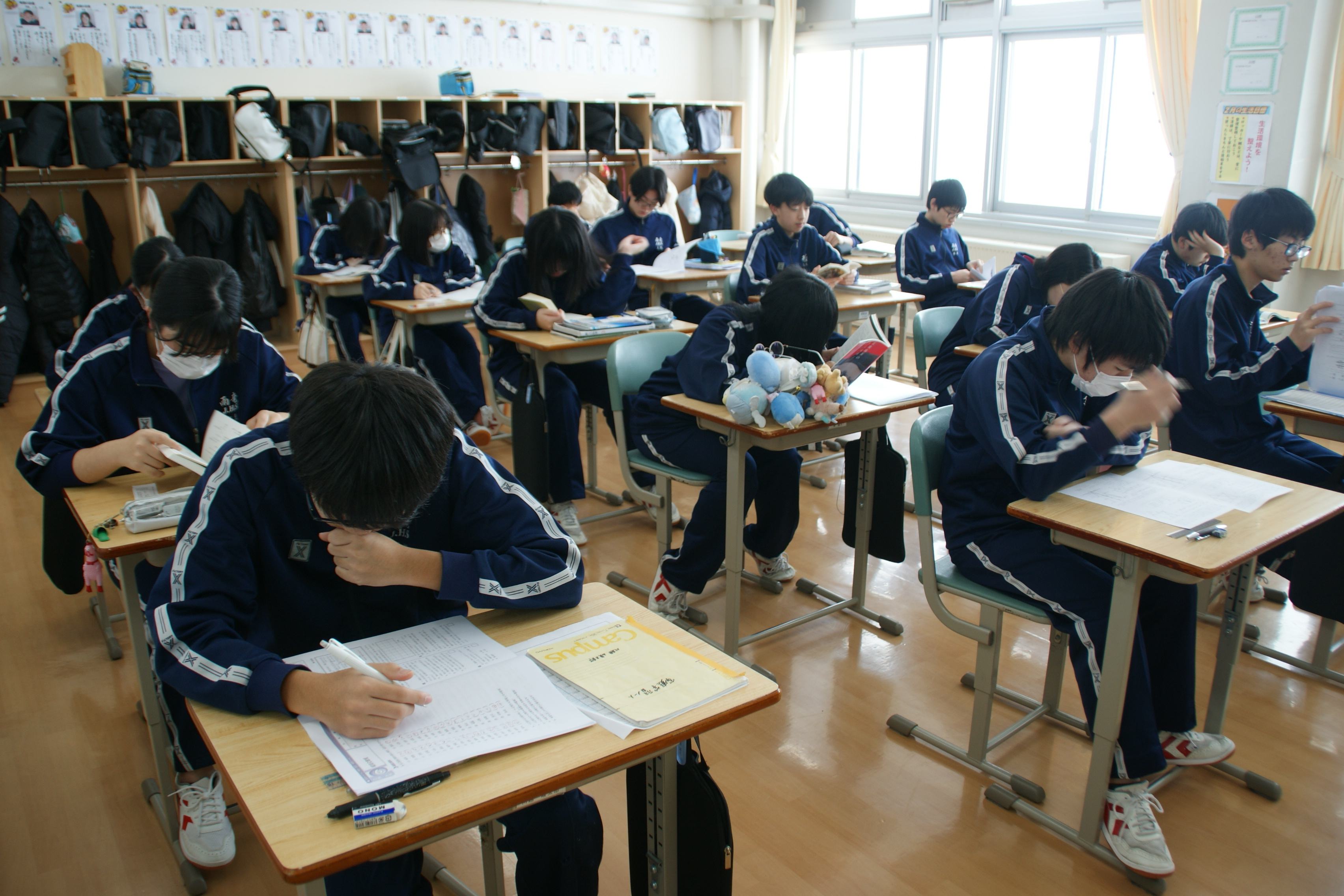 ジャージ姿で入試に向けて勉強する3年生