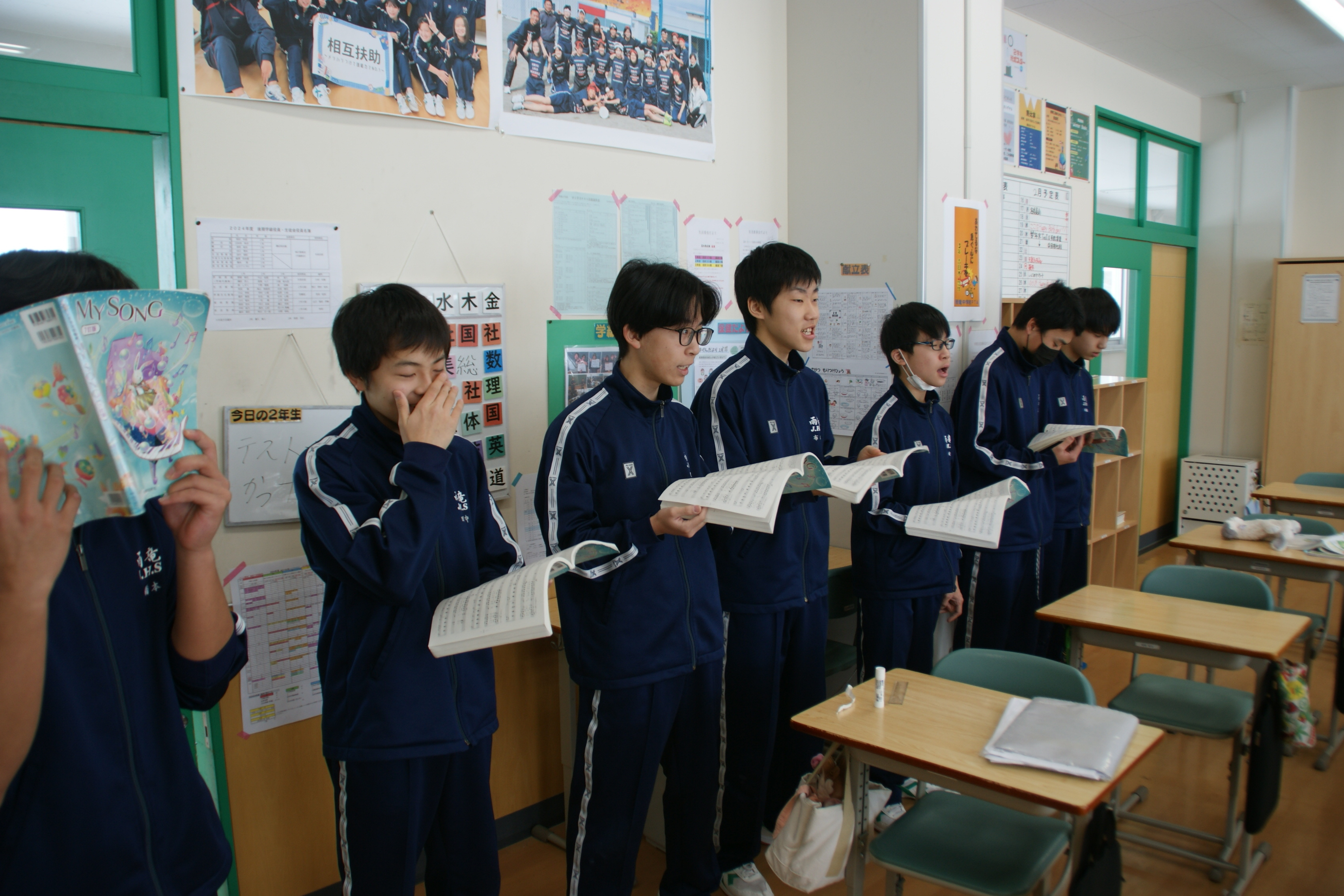 合唱練習するテナーパート