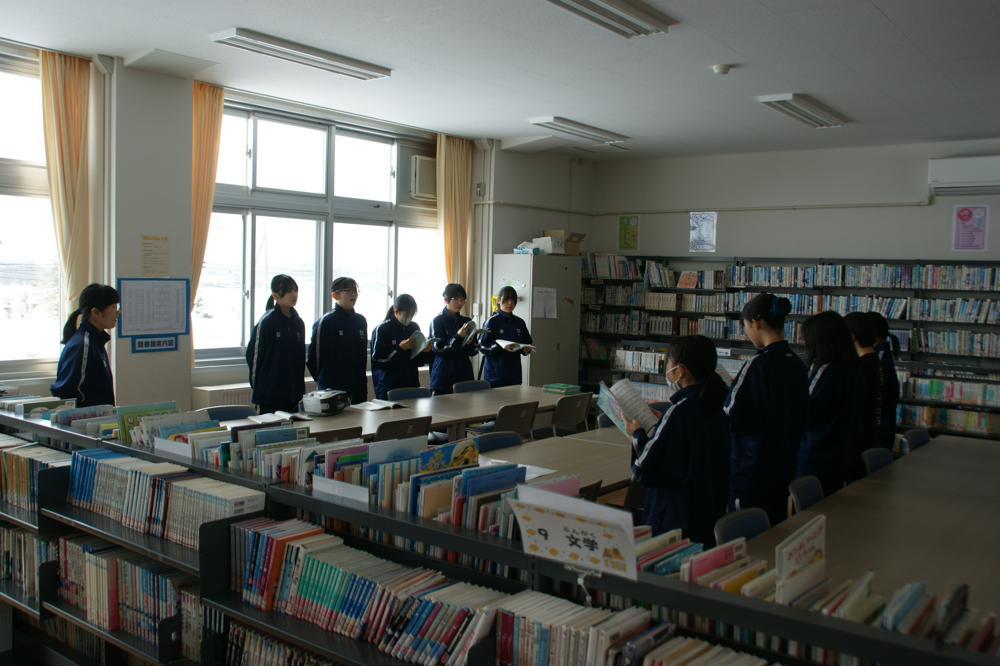図書室で練習するソプラノパート