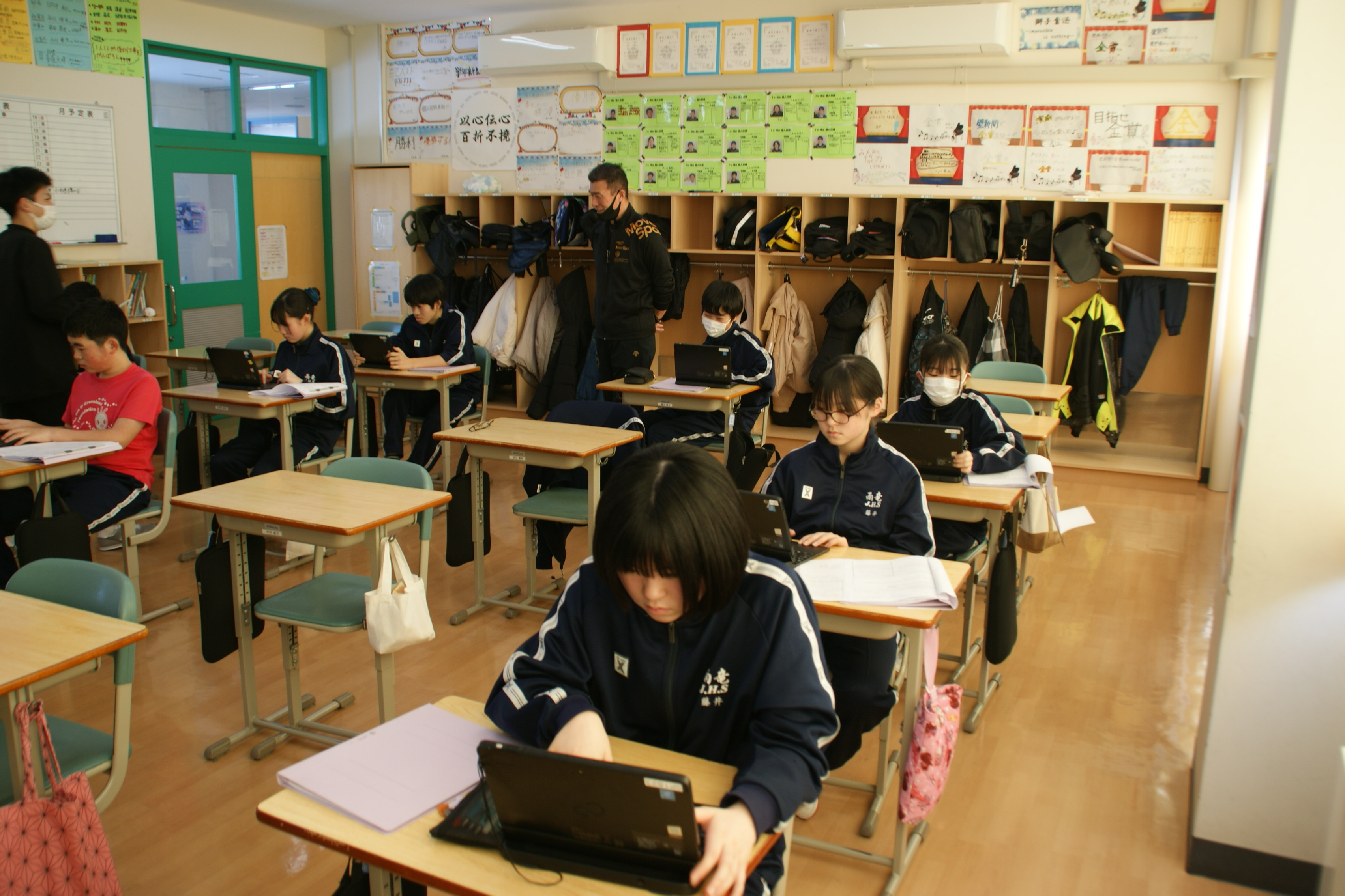 教室でタブレットを使ってスライド作成