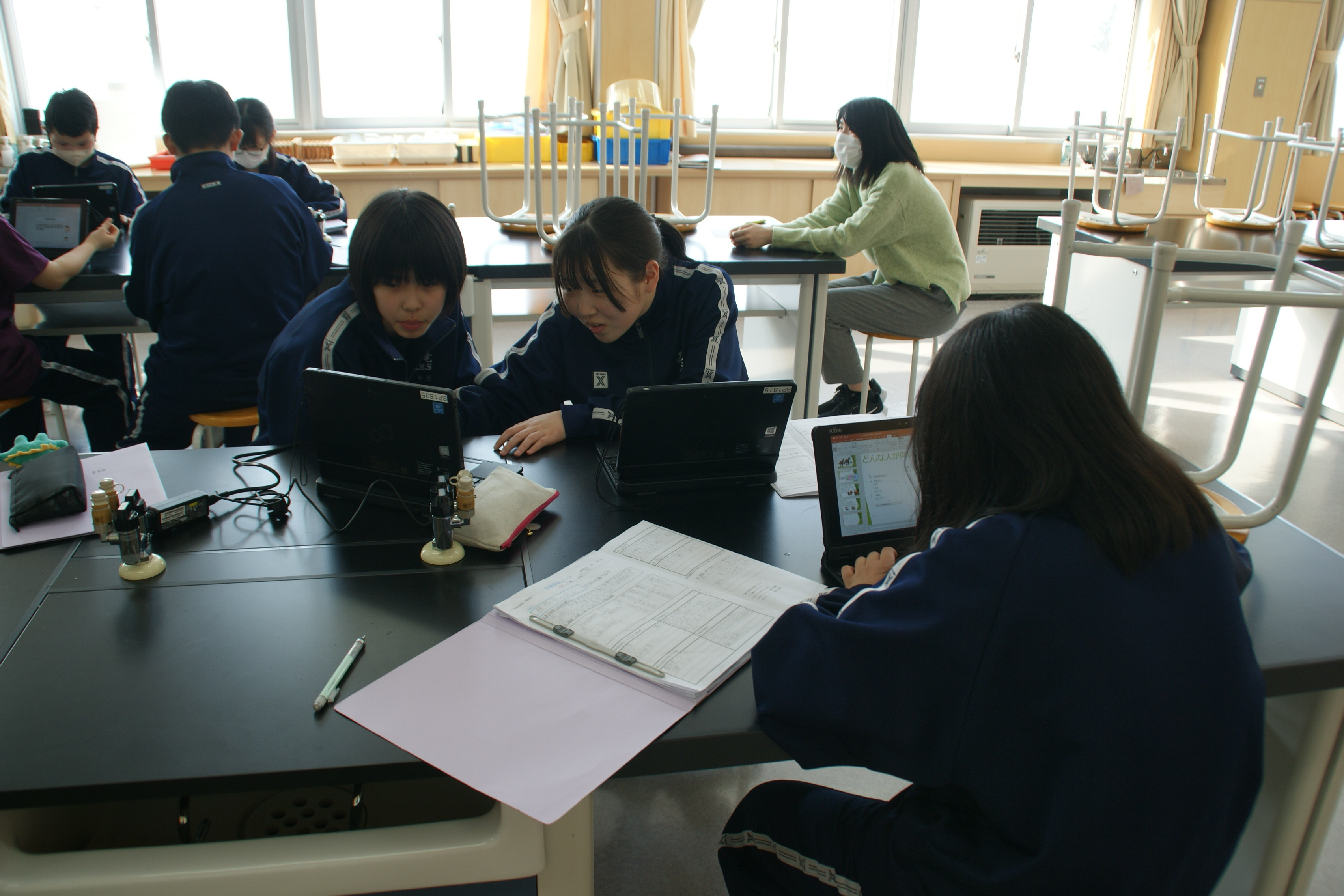 お互いに教え合ったりしながら作成中