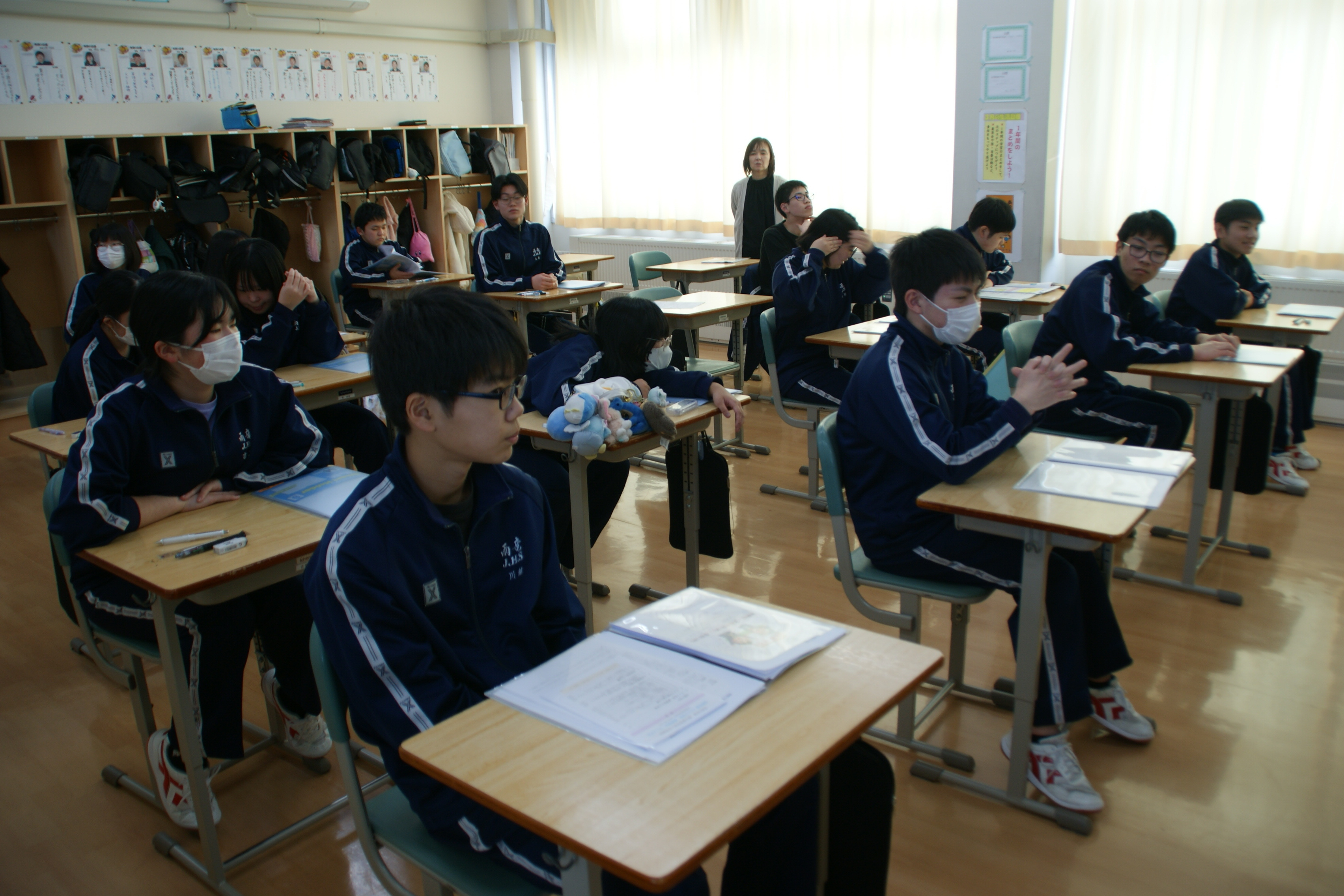 緊張した面持ちで最終確認を聞く3年生