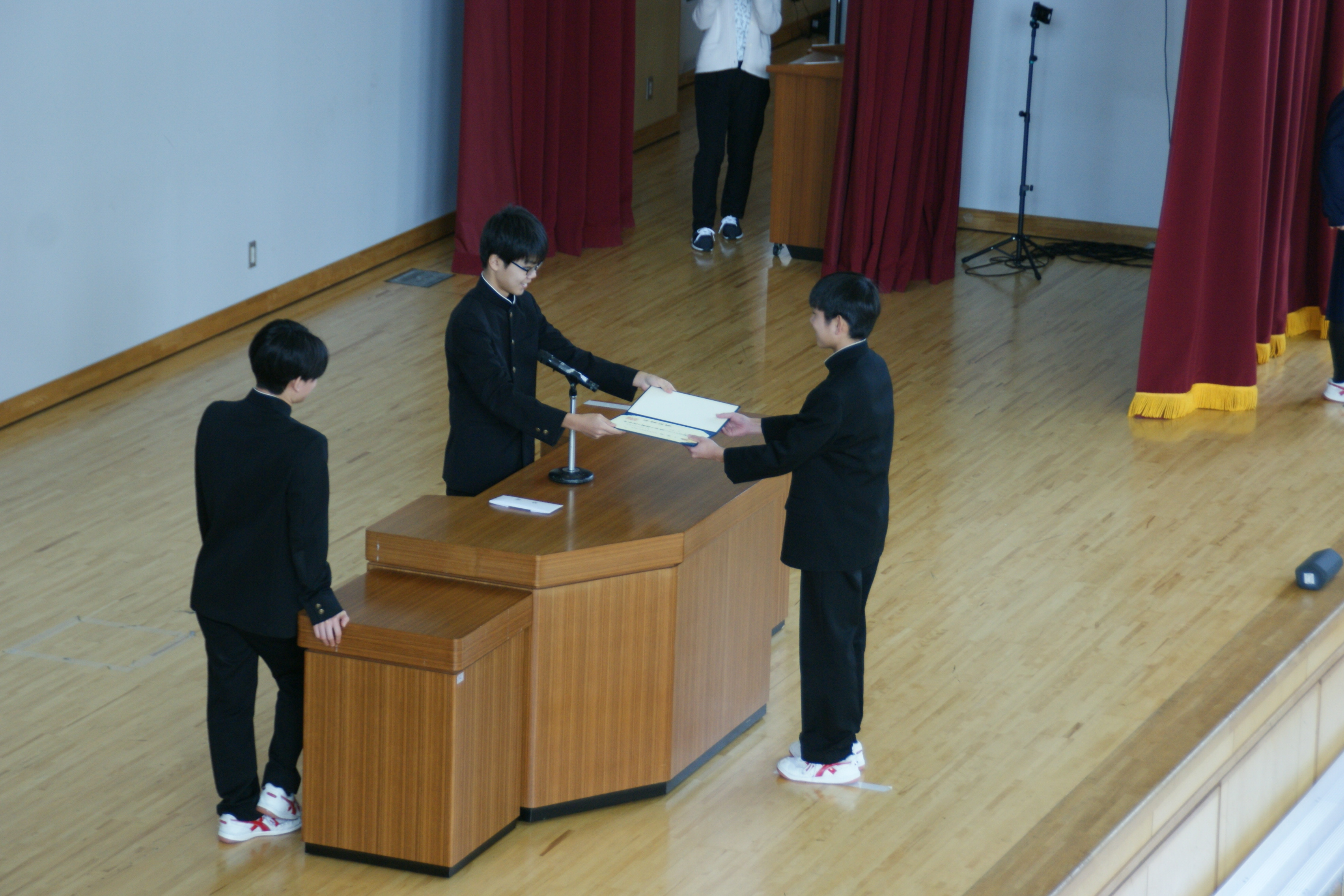 自分たちで卒業証書授与の練習