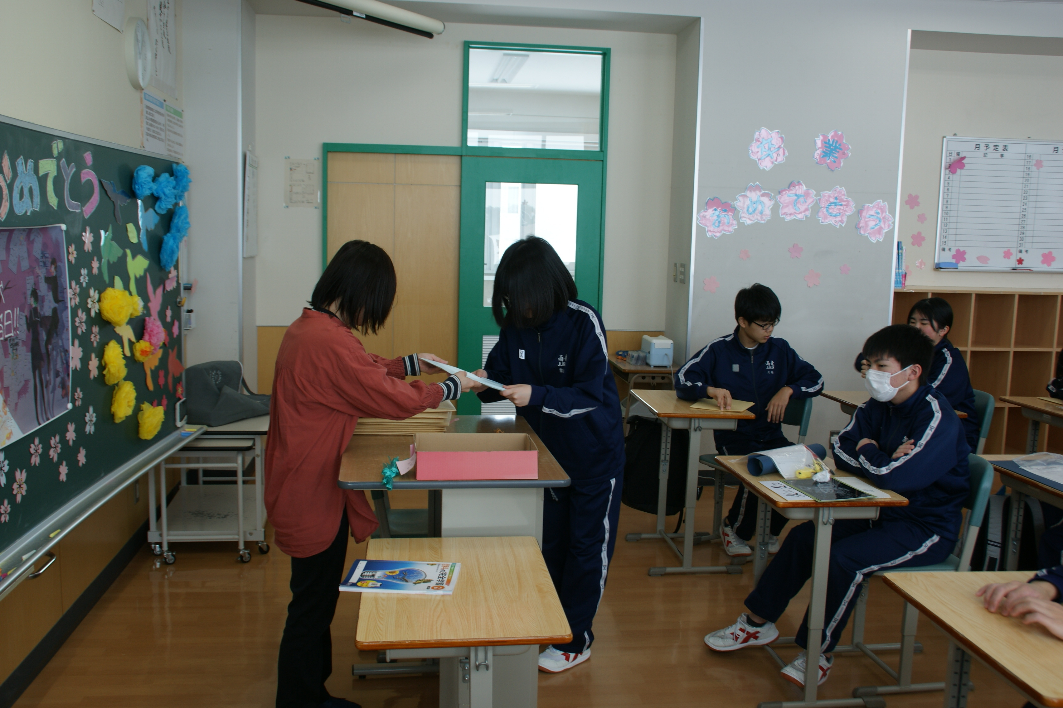 担任の先生から合格通知の受け取り