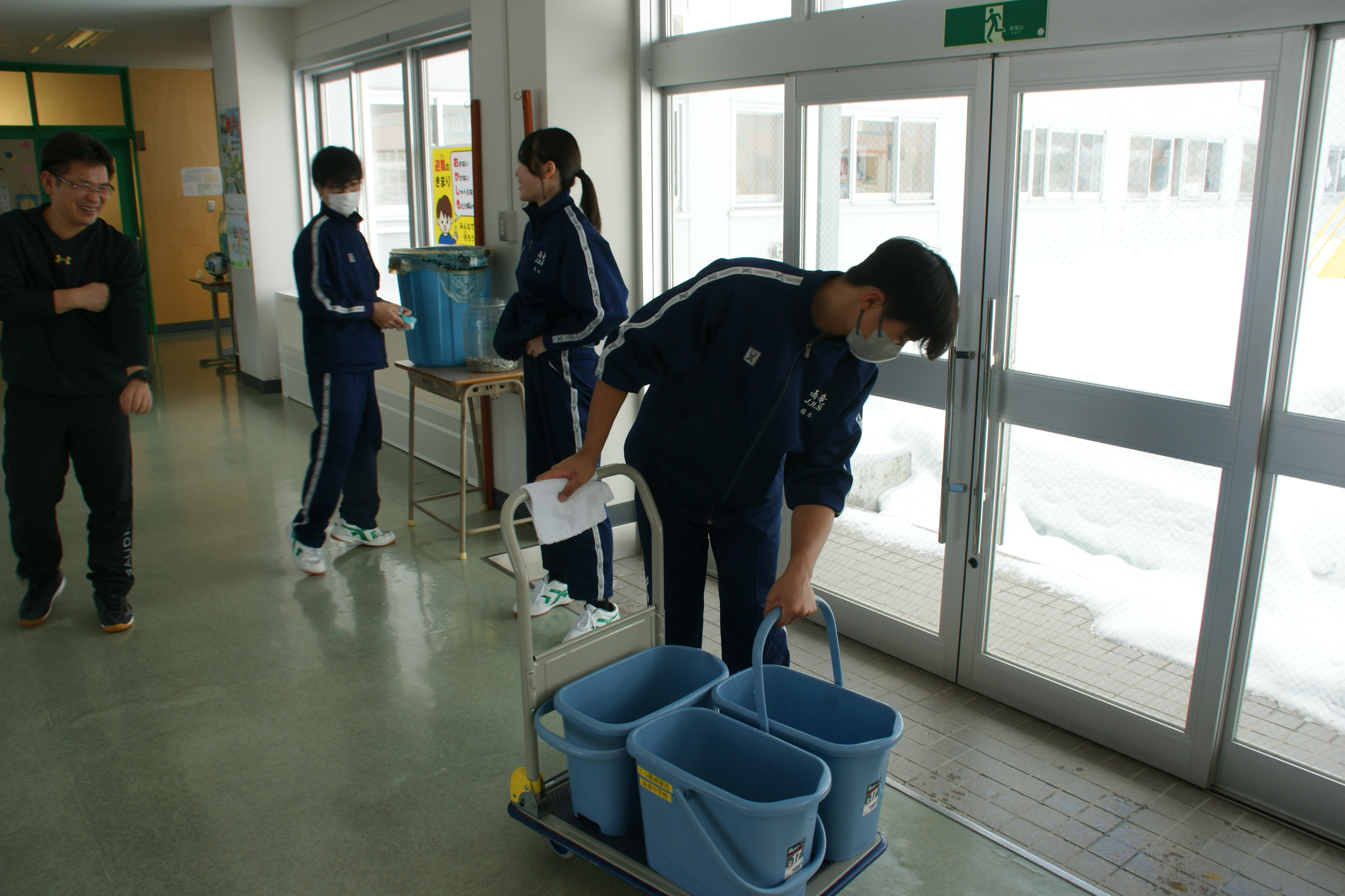 掃除用具を片付けてくれた保体委員