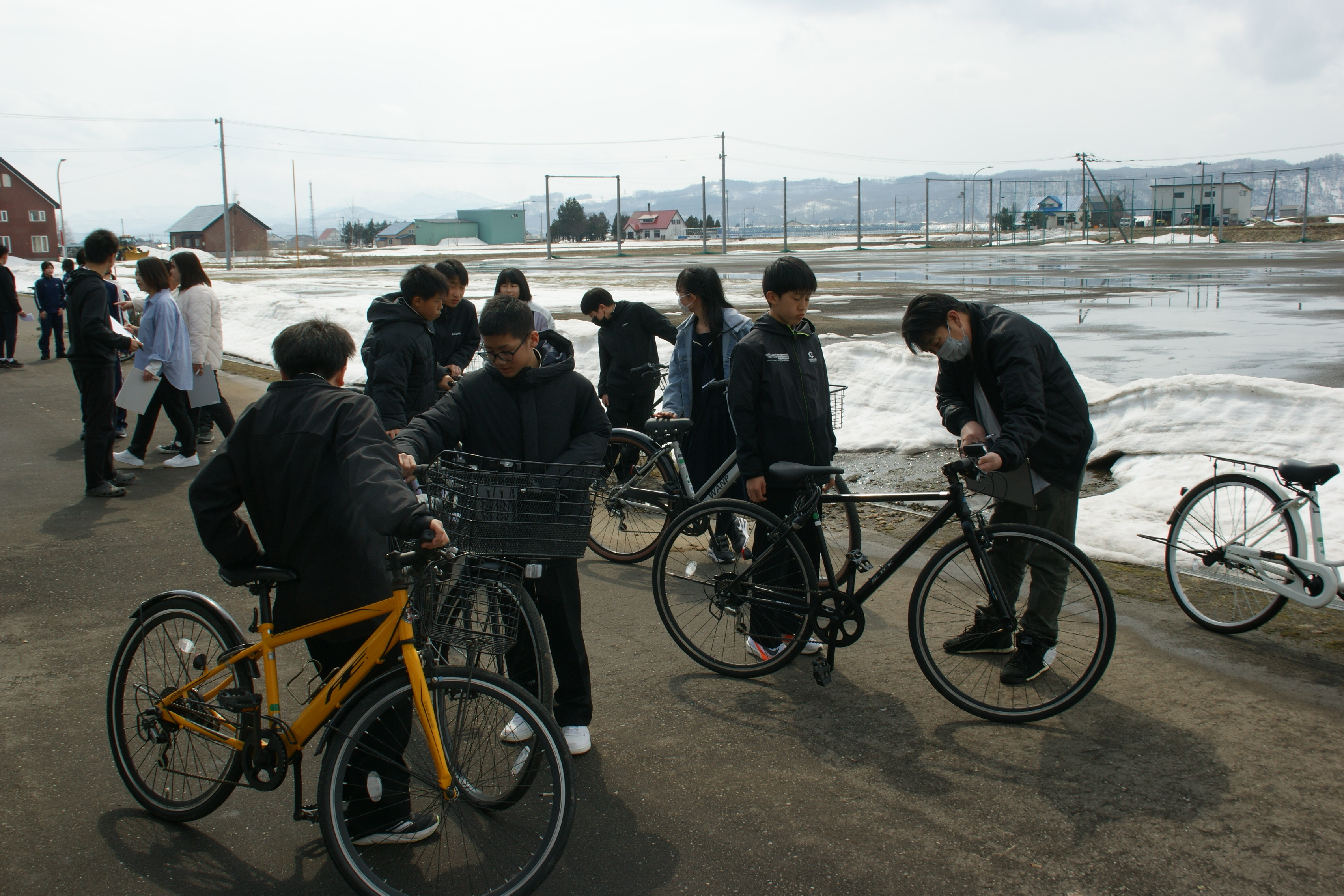 自転車点検を受ける1年生