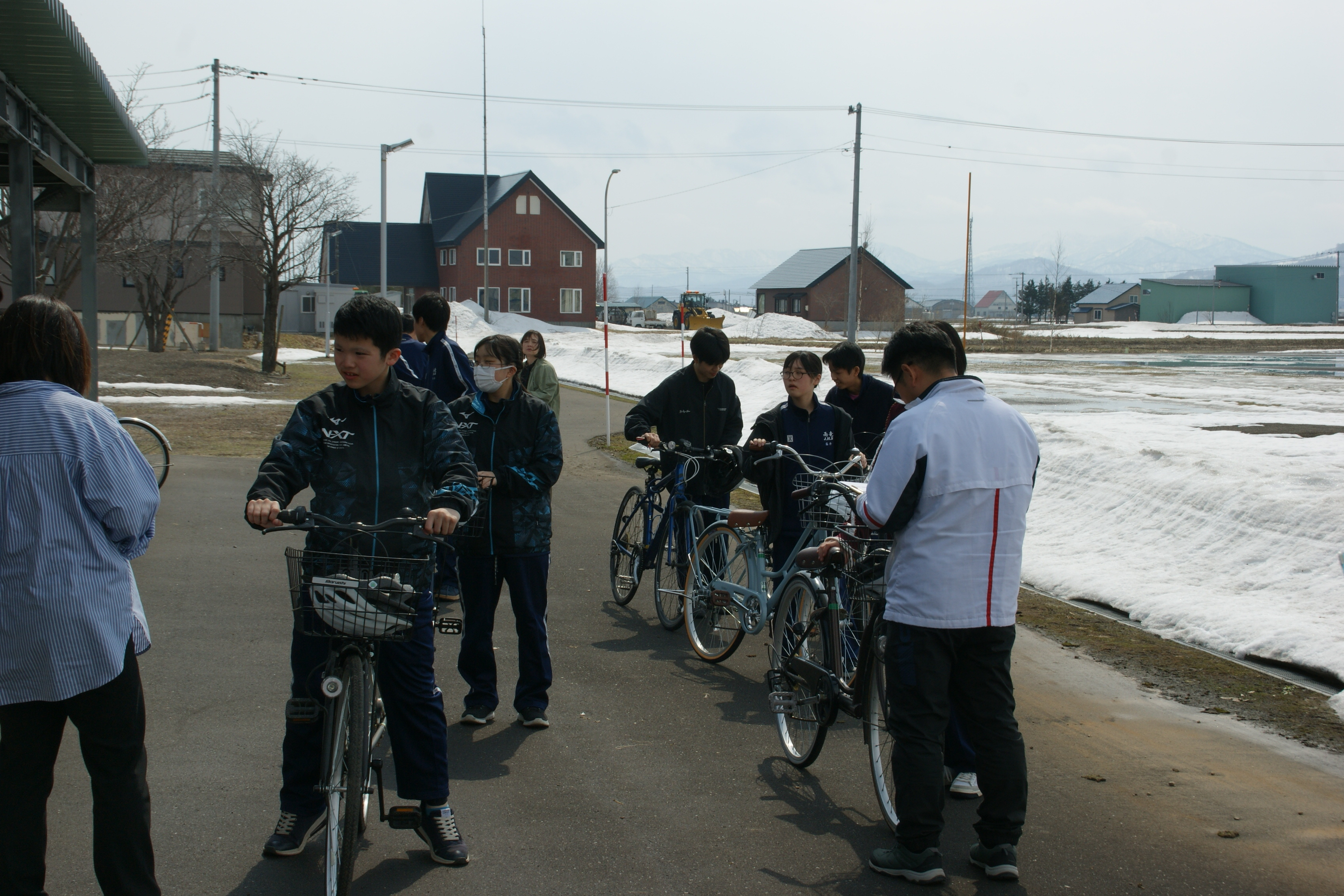 自転車点検を受ける2年生