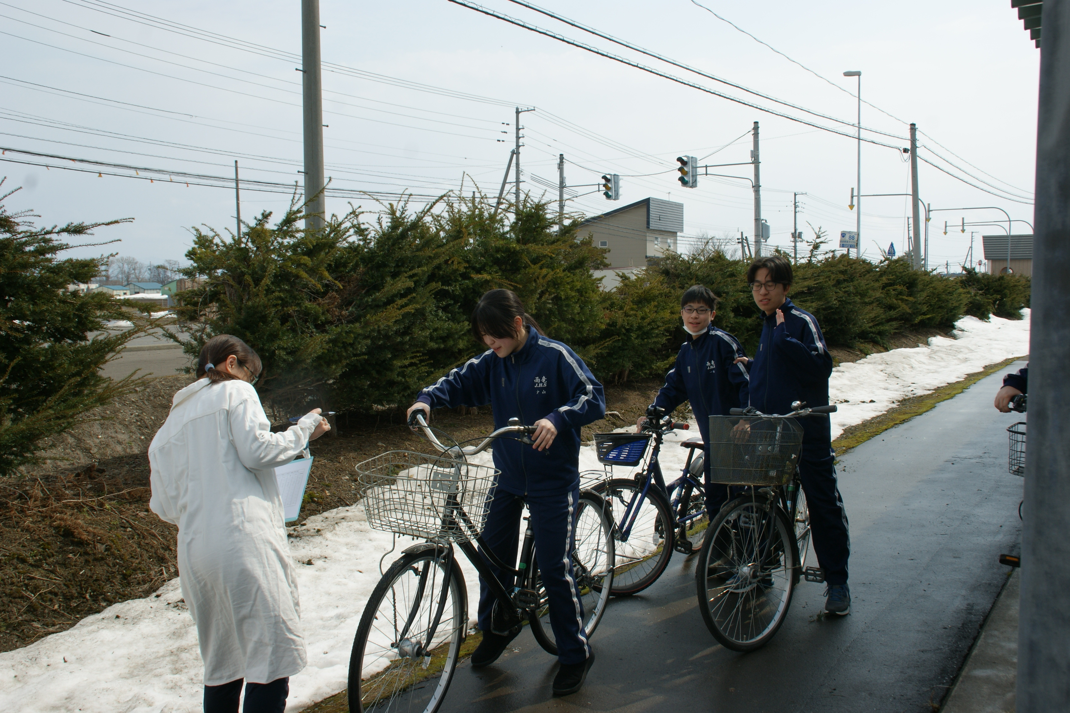 自転車点検を受ける3年生