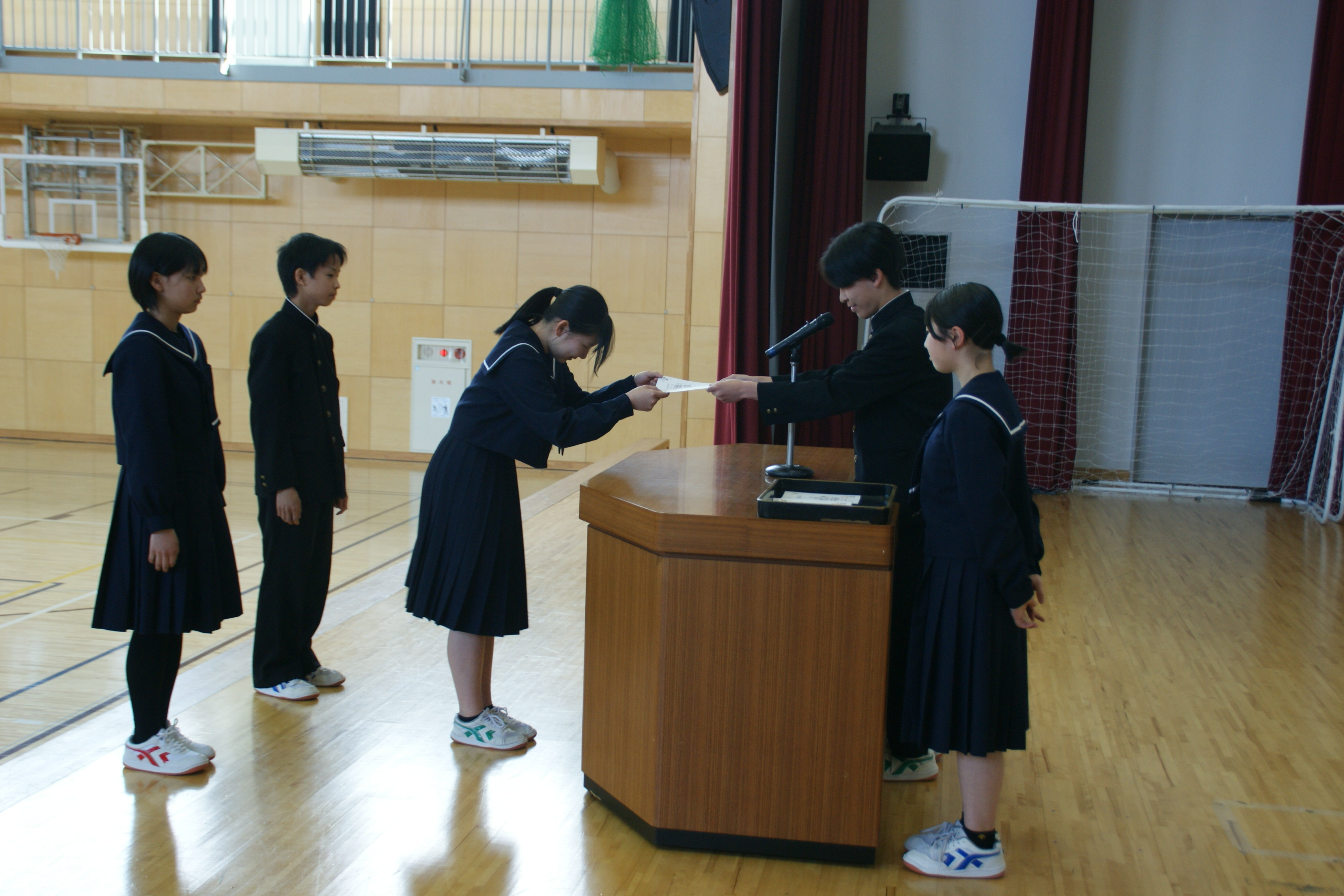 生徒会長から認証状を受け取る学級役員