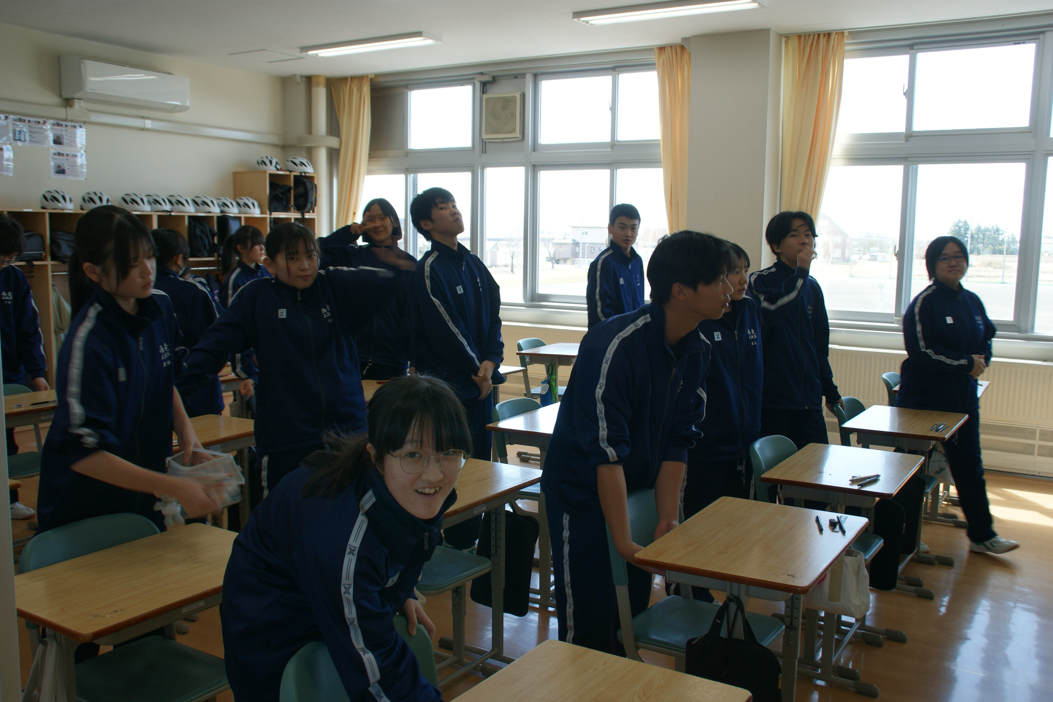 2時間のテストを終えてほっと一息の3年生