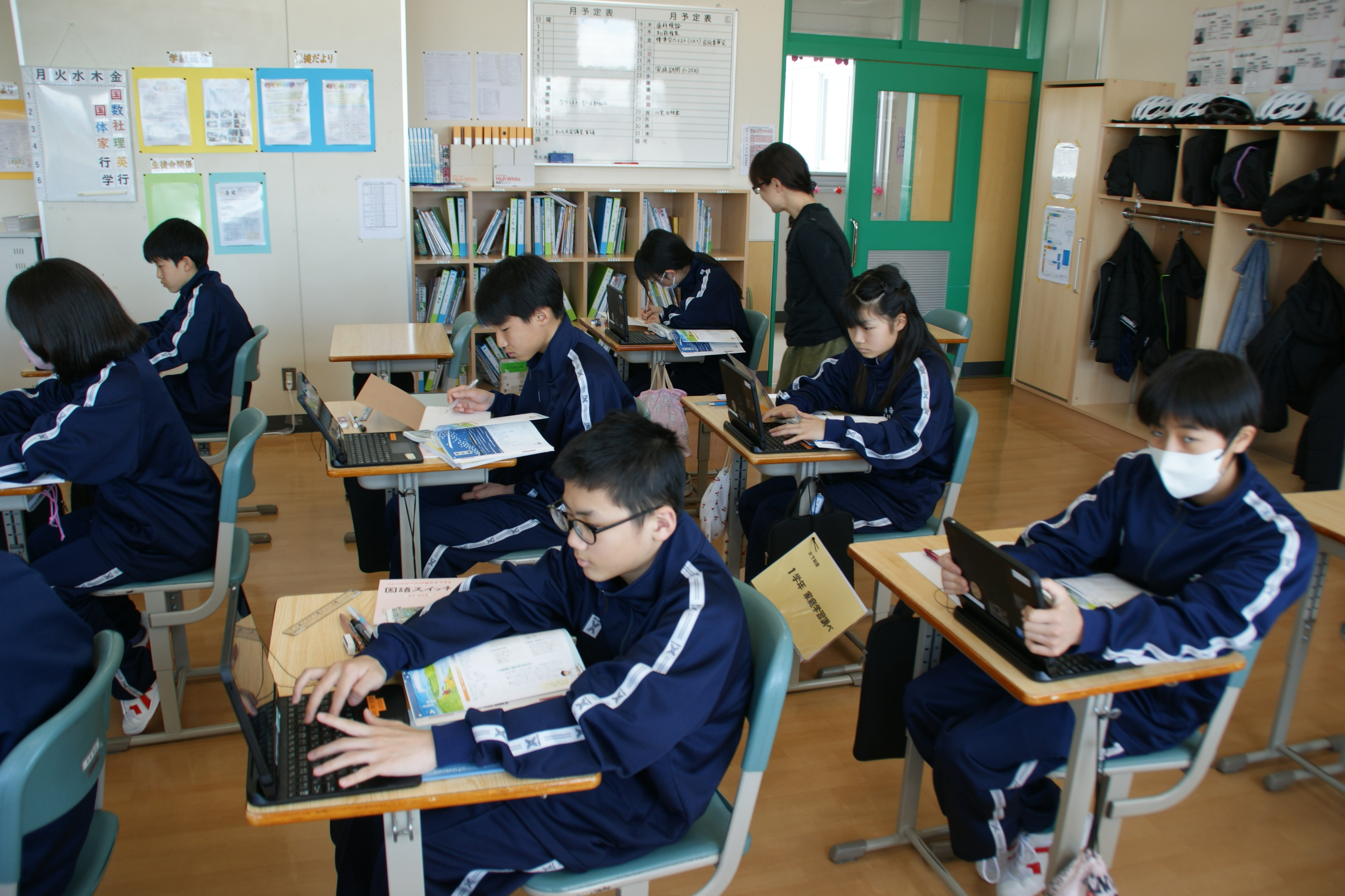 1年生の国語、タブレットを使って語彙調べ