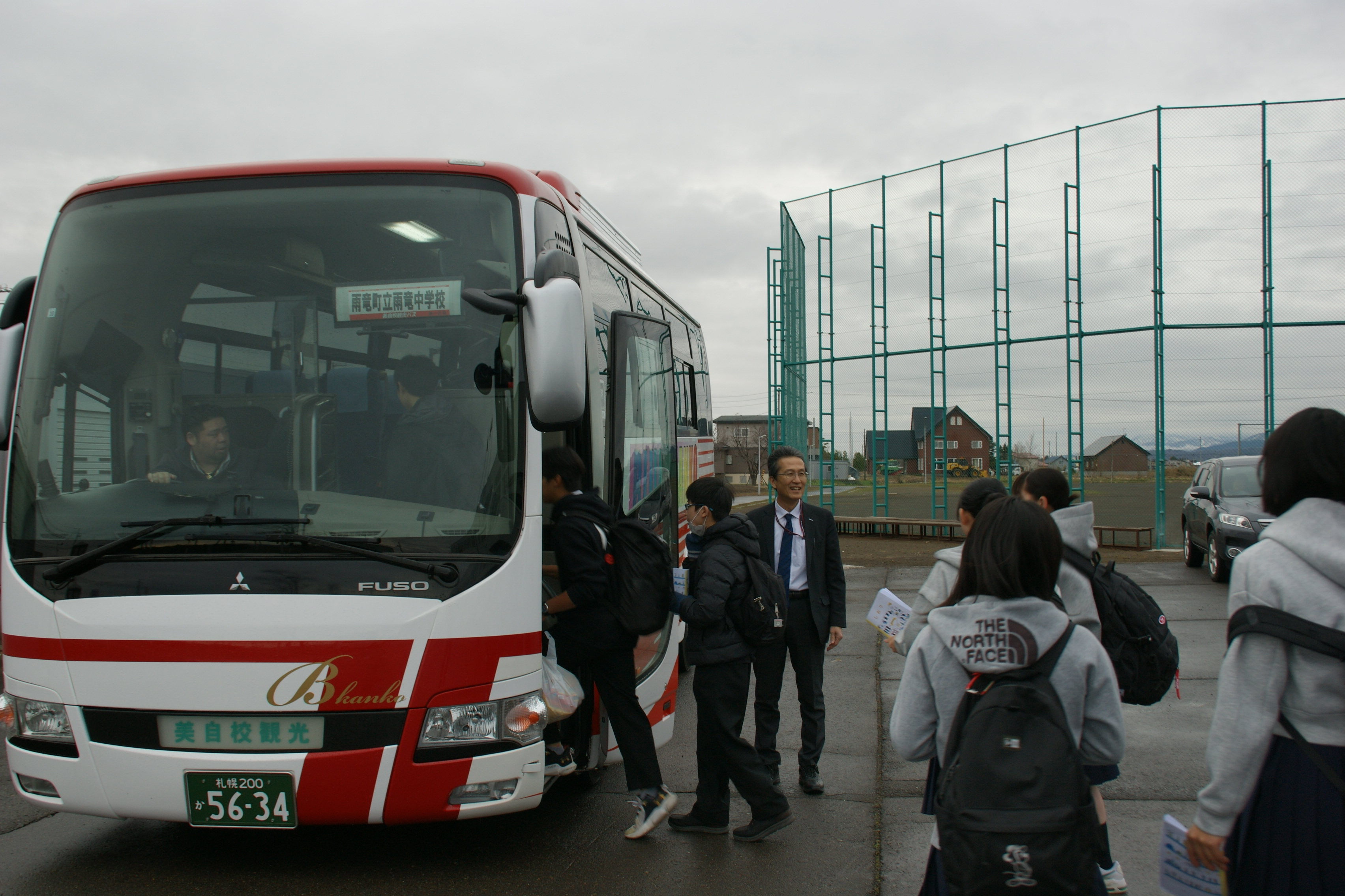 バスに乗り込む3年生