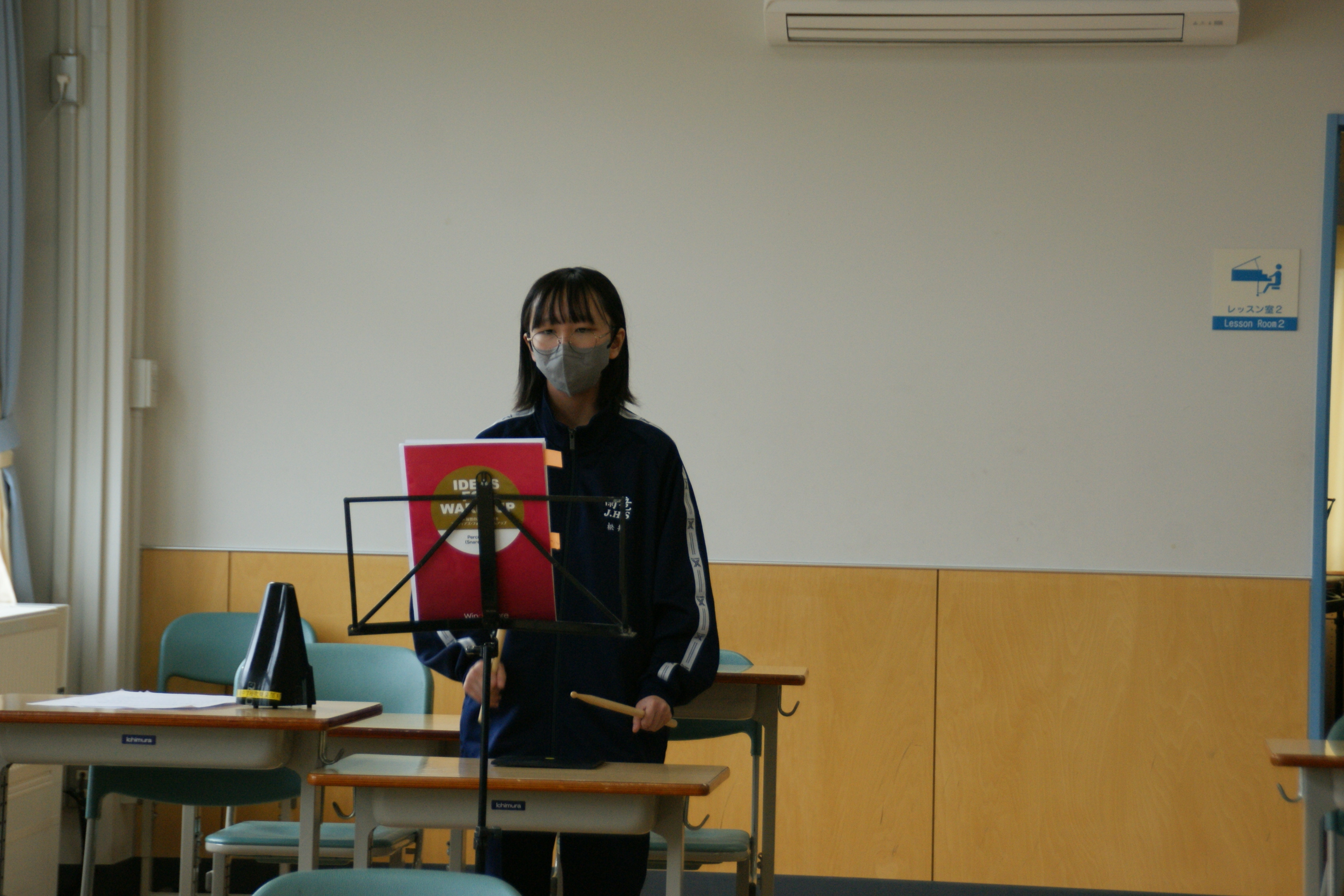 打楽器の練習をする1年生