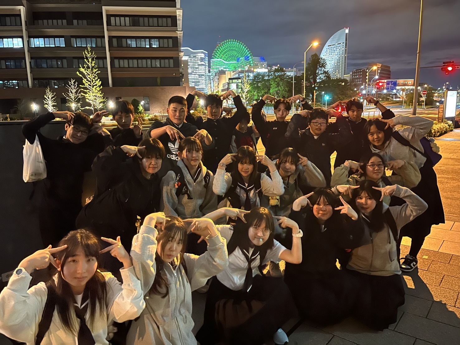 1日目みなとみらいでの集合写真