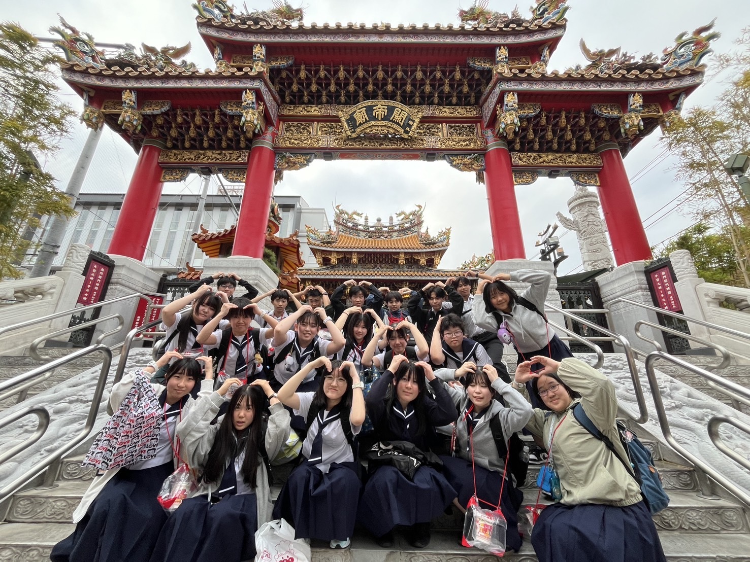 2日目関帝廟の前での集合写真