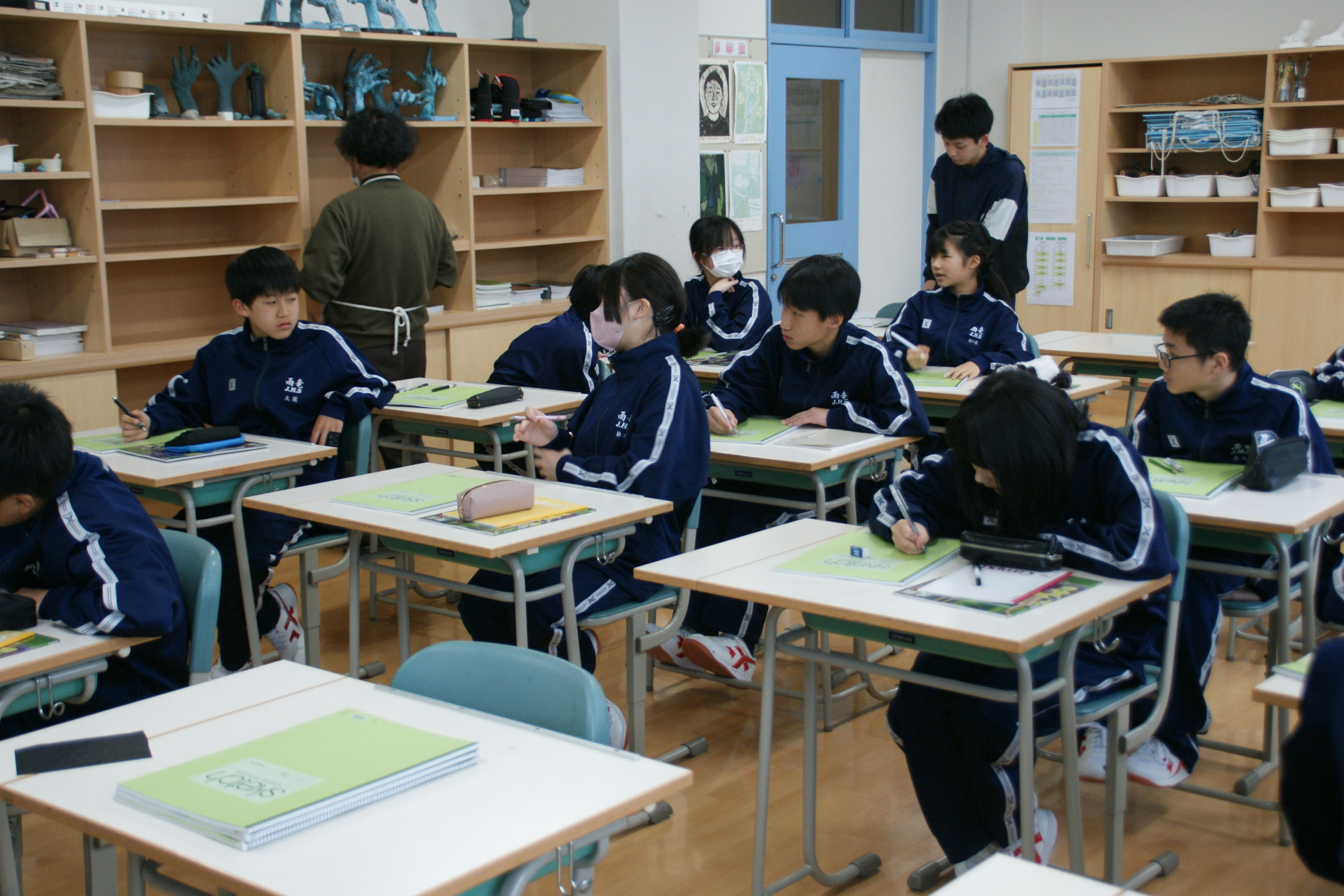 初めての美術の授業の様子