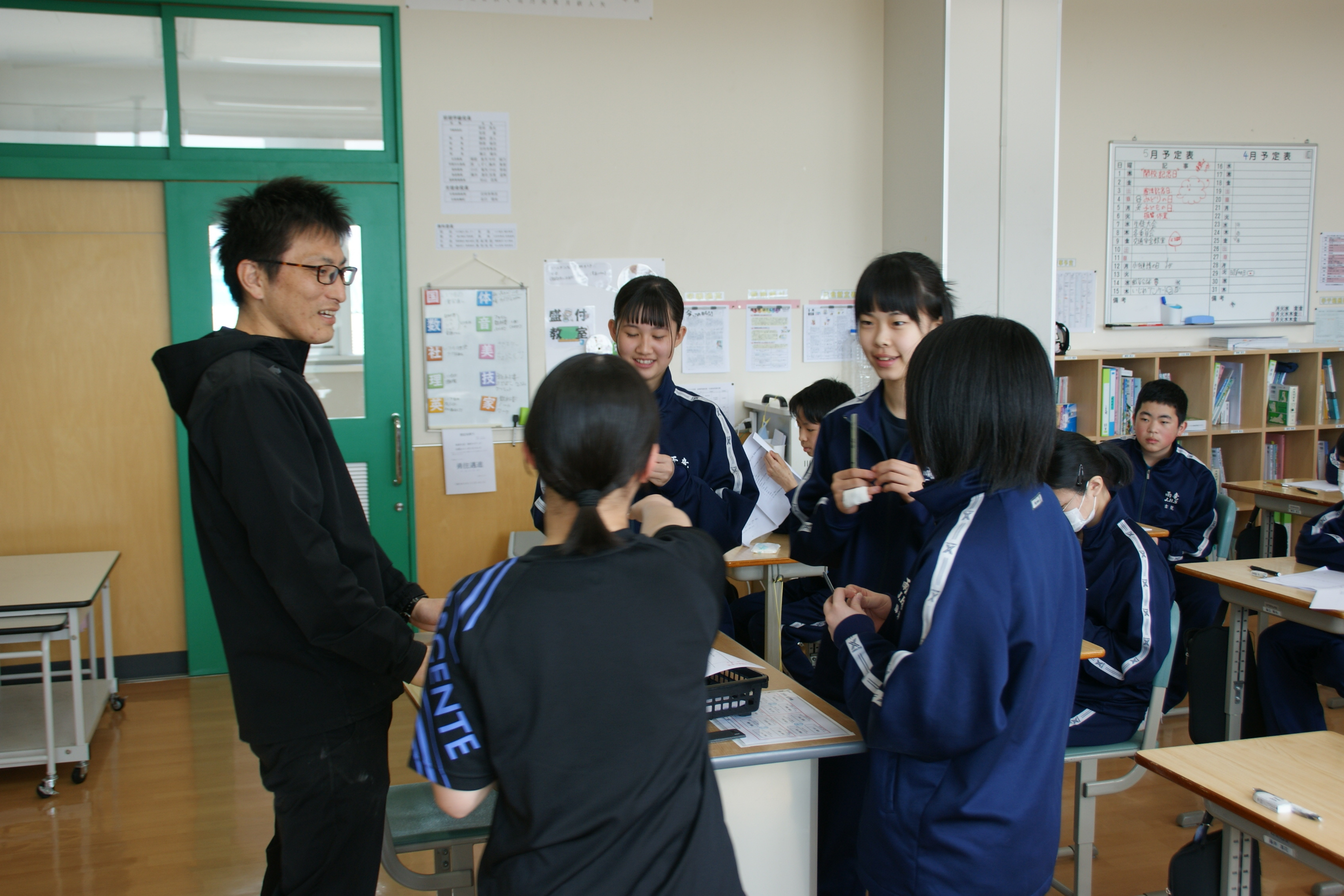 くじ引きで縦割りの組み分けをしていた2年生