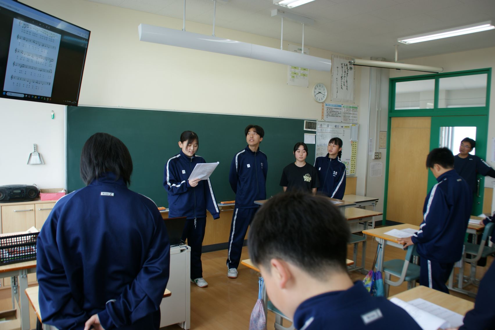 生徒会書記局4名による生徒会歌の指導.JPG