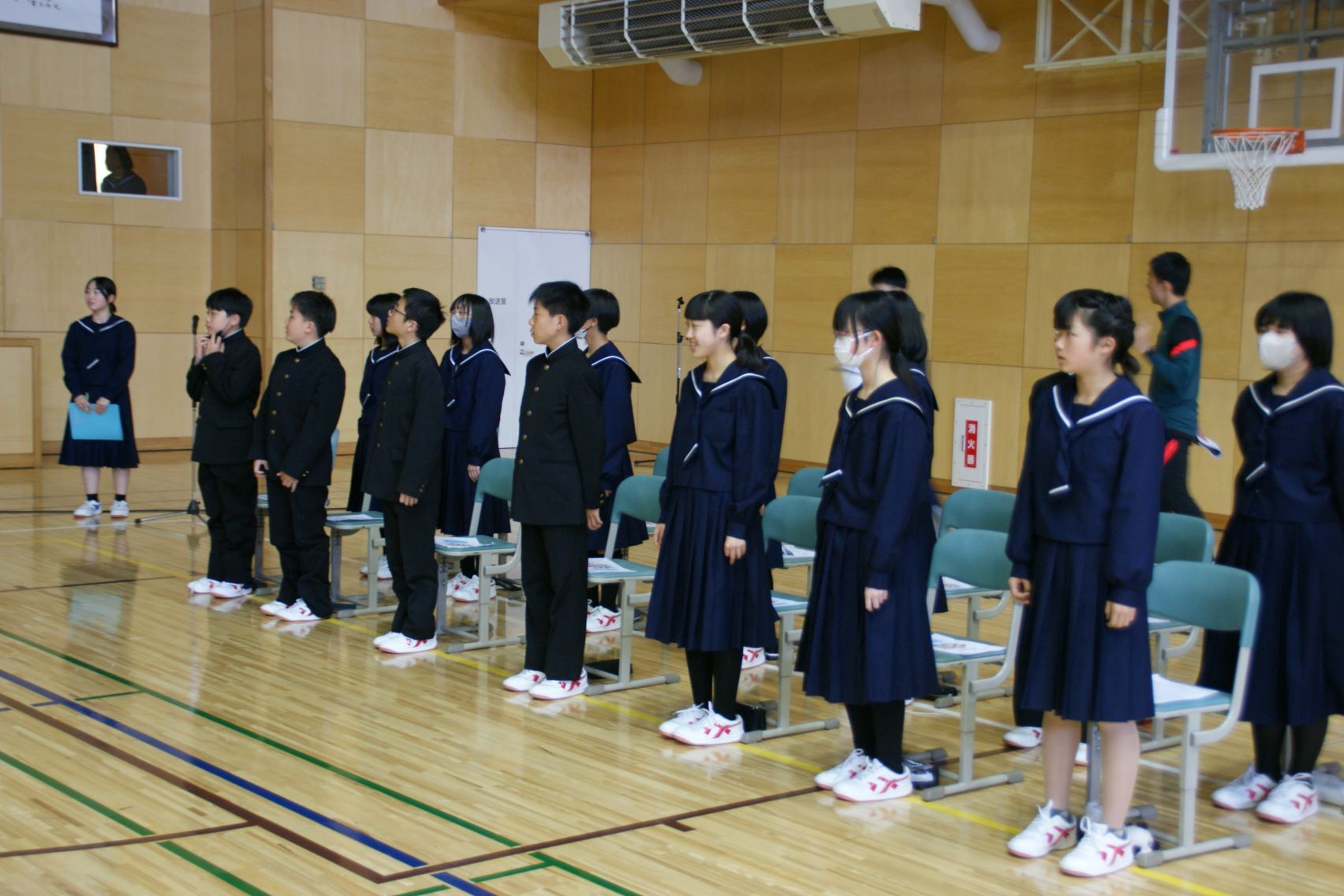 生徒大会で生徒会歌を歌う1年生.JPG