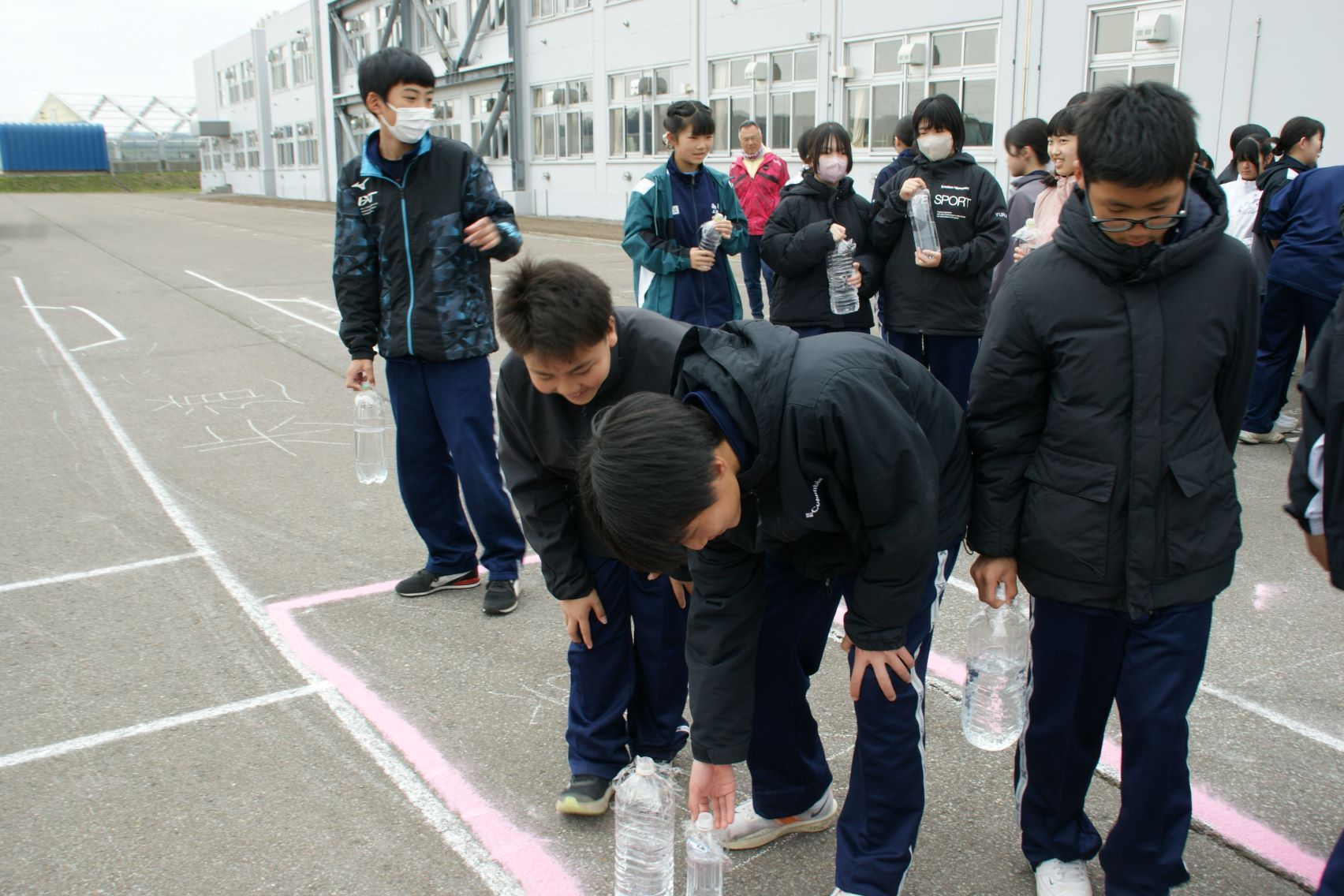 ペットボトルを使って内輪差の実験.JPG