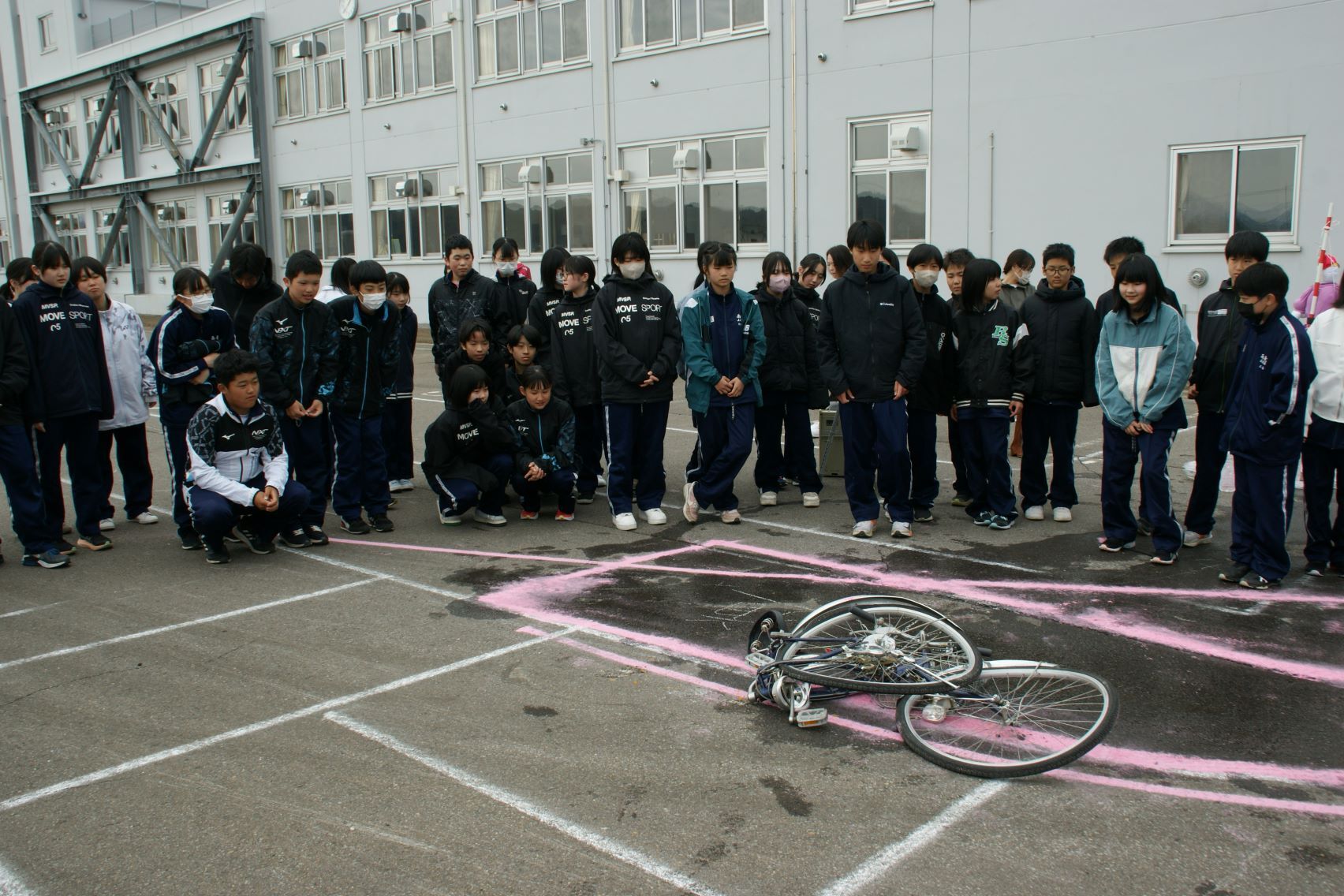 トラックに巻き込まれてつぶれた自転車.JPG