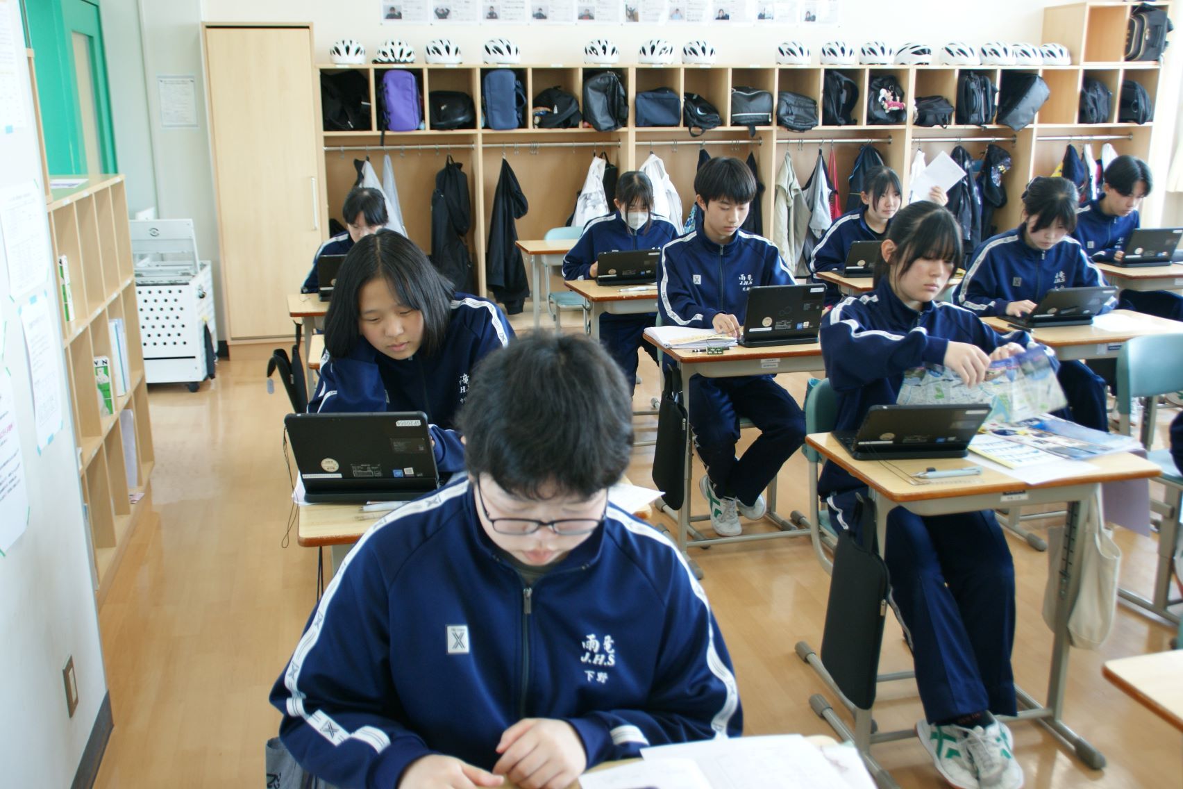 タブレットで個人のまとめを作成する3年生.JPG