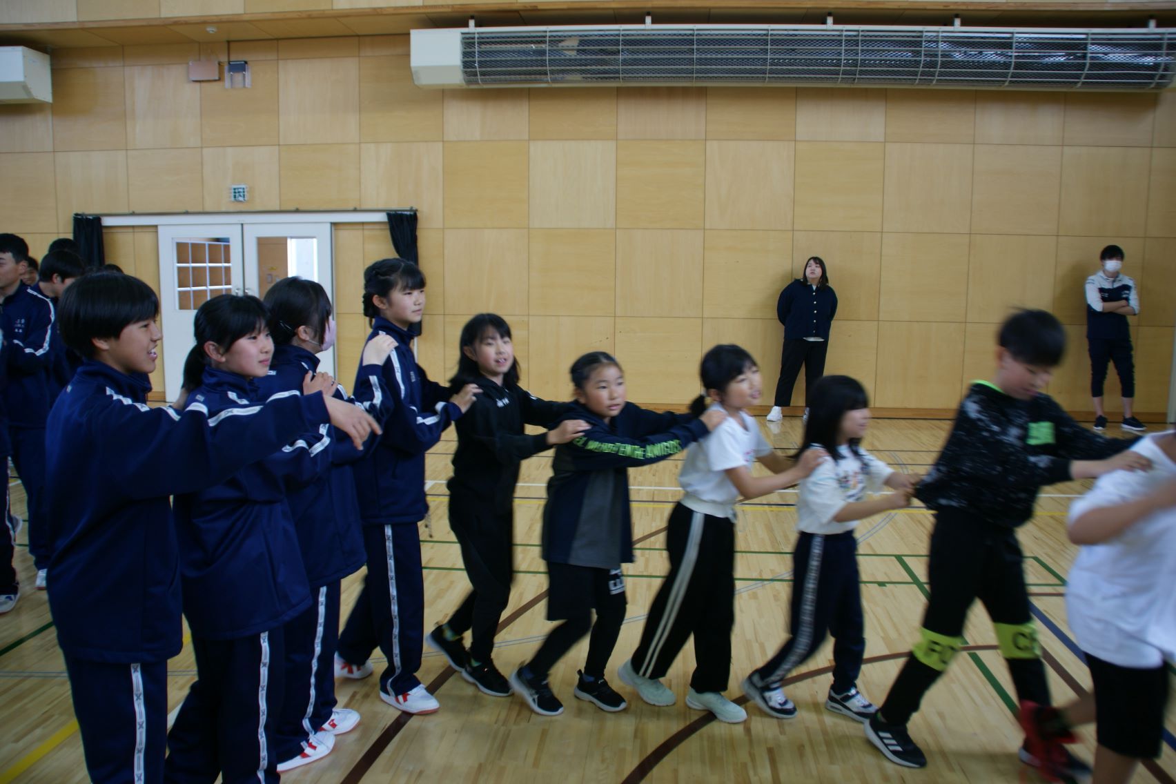 小学生と仲良くレクを楽しむ中学生.JPG