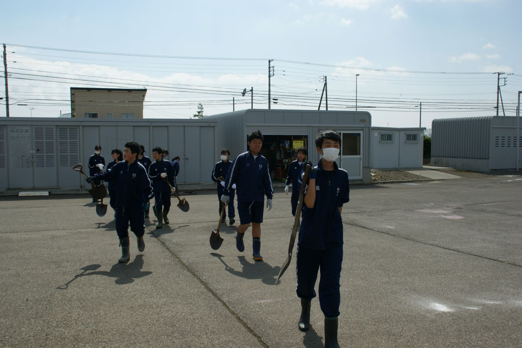畑作業に向かう2年生.JPG