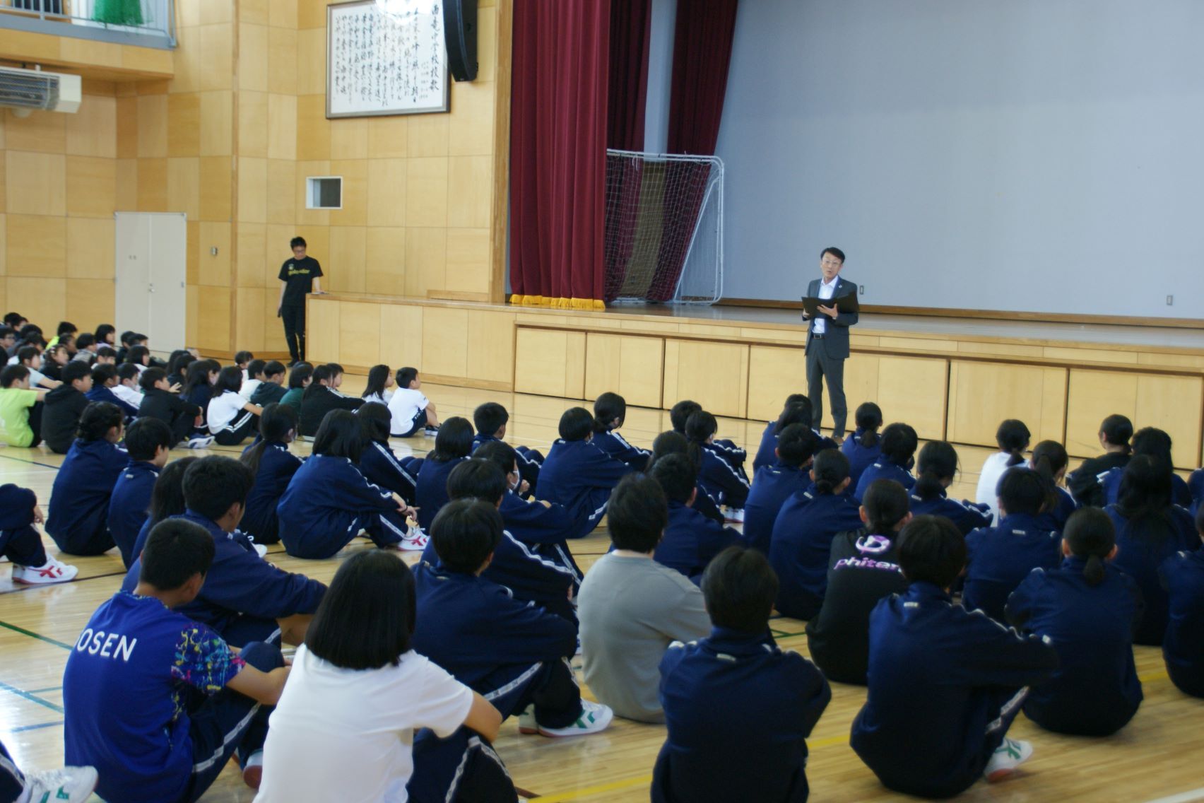 小学校の校長先生のお話.JPG