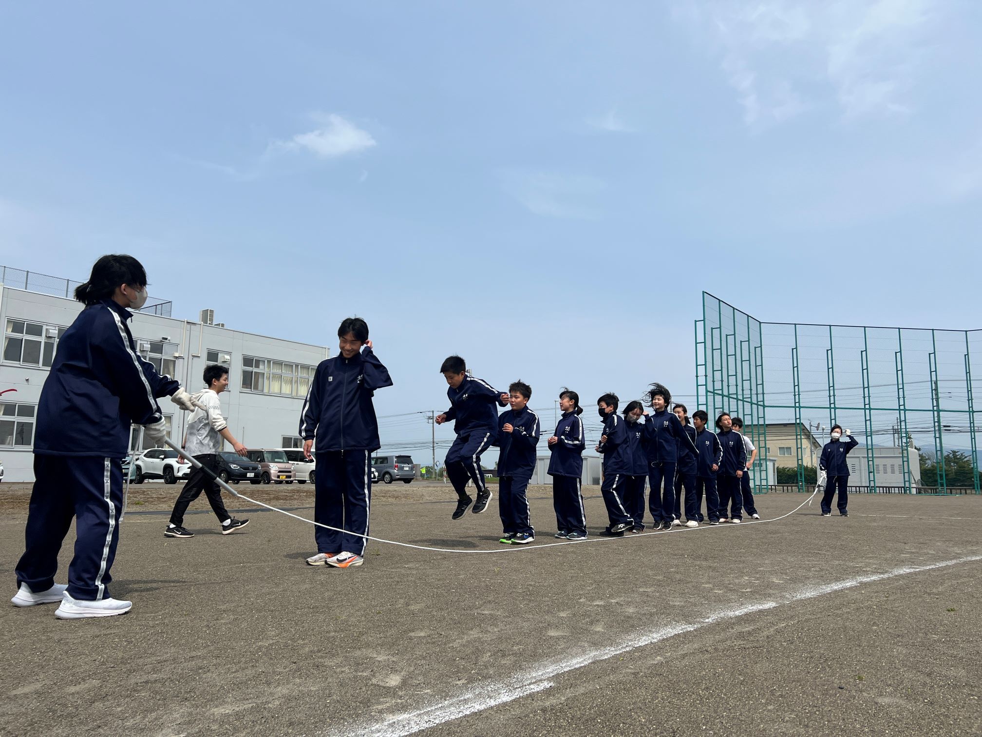 昼休みに大縄跳びの練習をする1年生.JPG