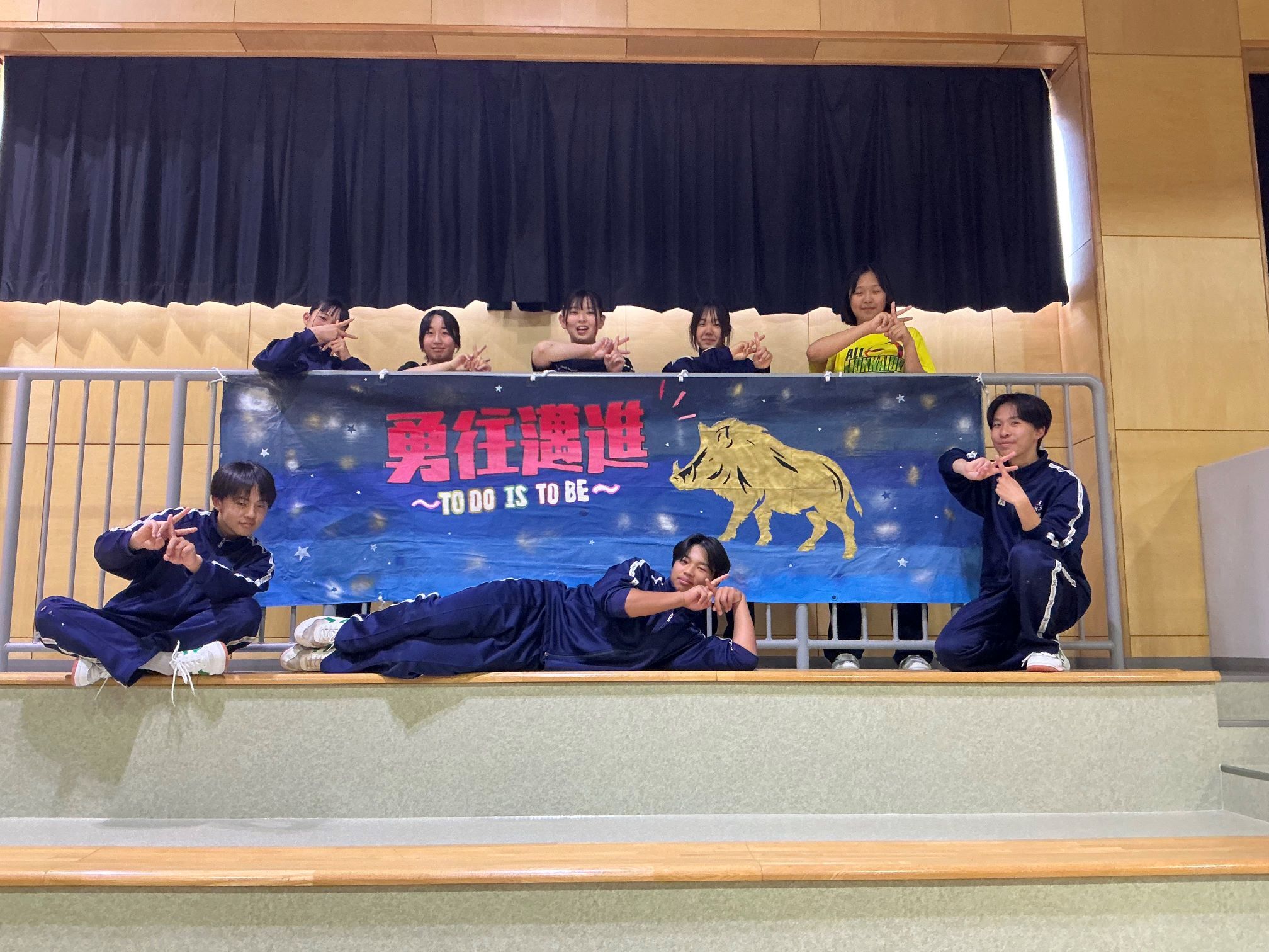完成した横断幕と生徒会役員.JPG