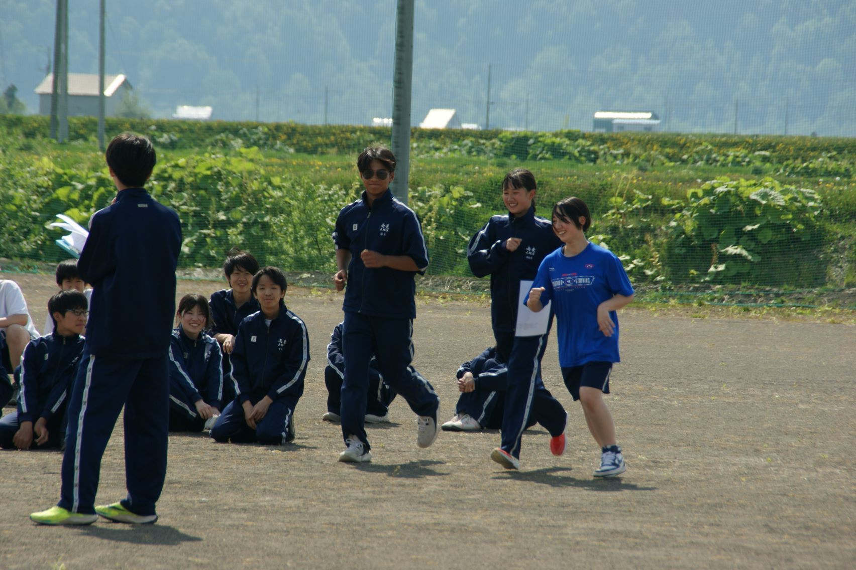 生徒会種目を実演する生徒会役員.JPG