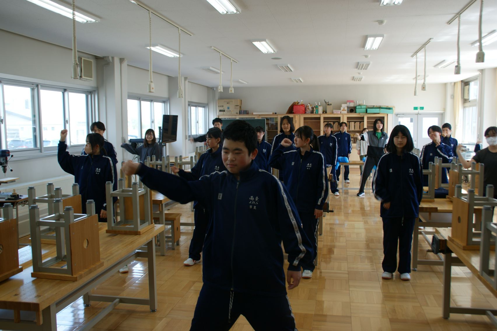 技術室でダンスの練習.JPG